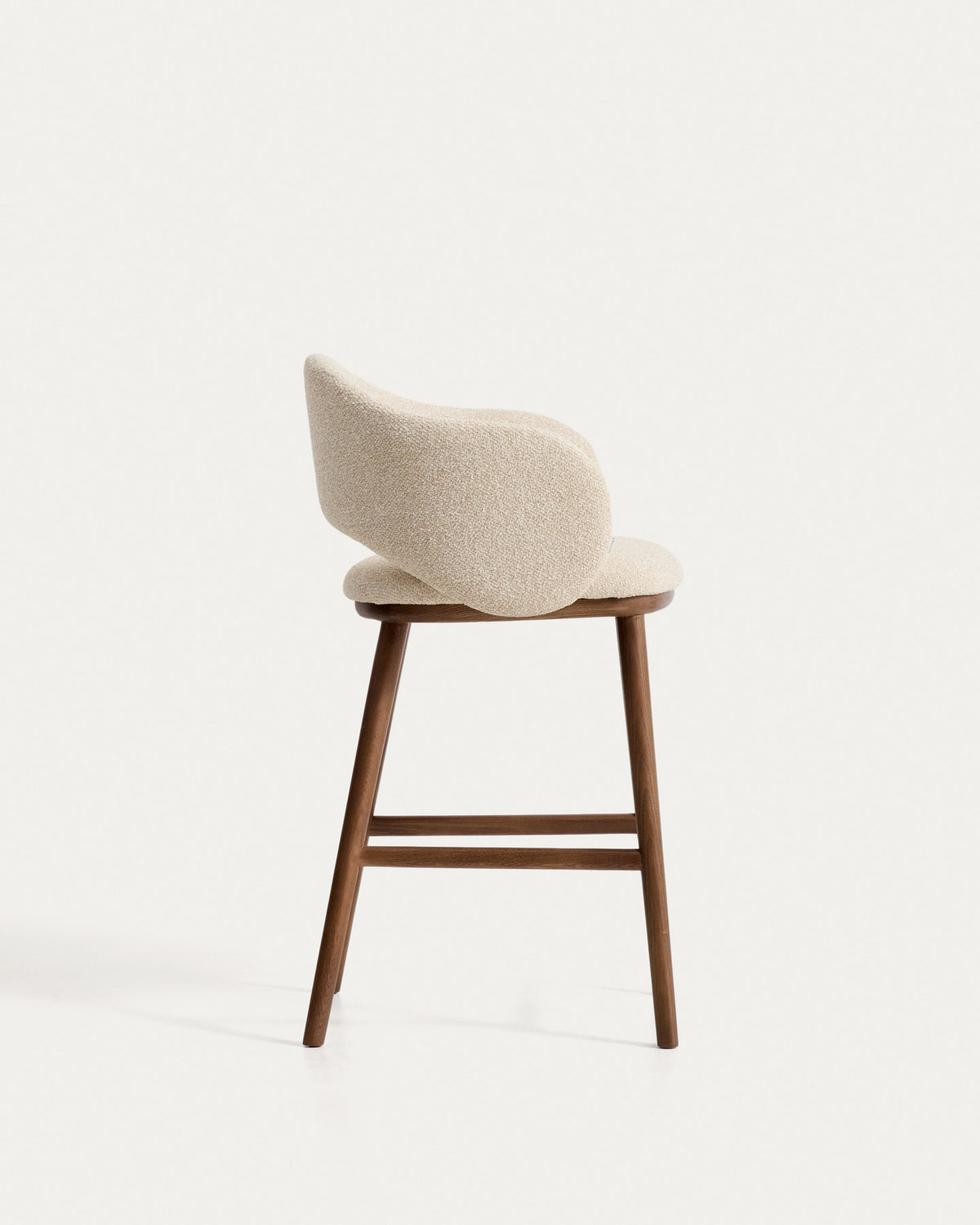 Beiger Barhocker Maina mit Chenille-Bezug, geschwungener Lehne und braunen Holzbeinen