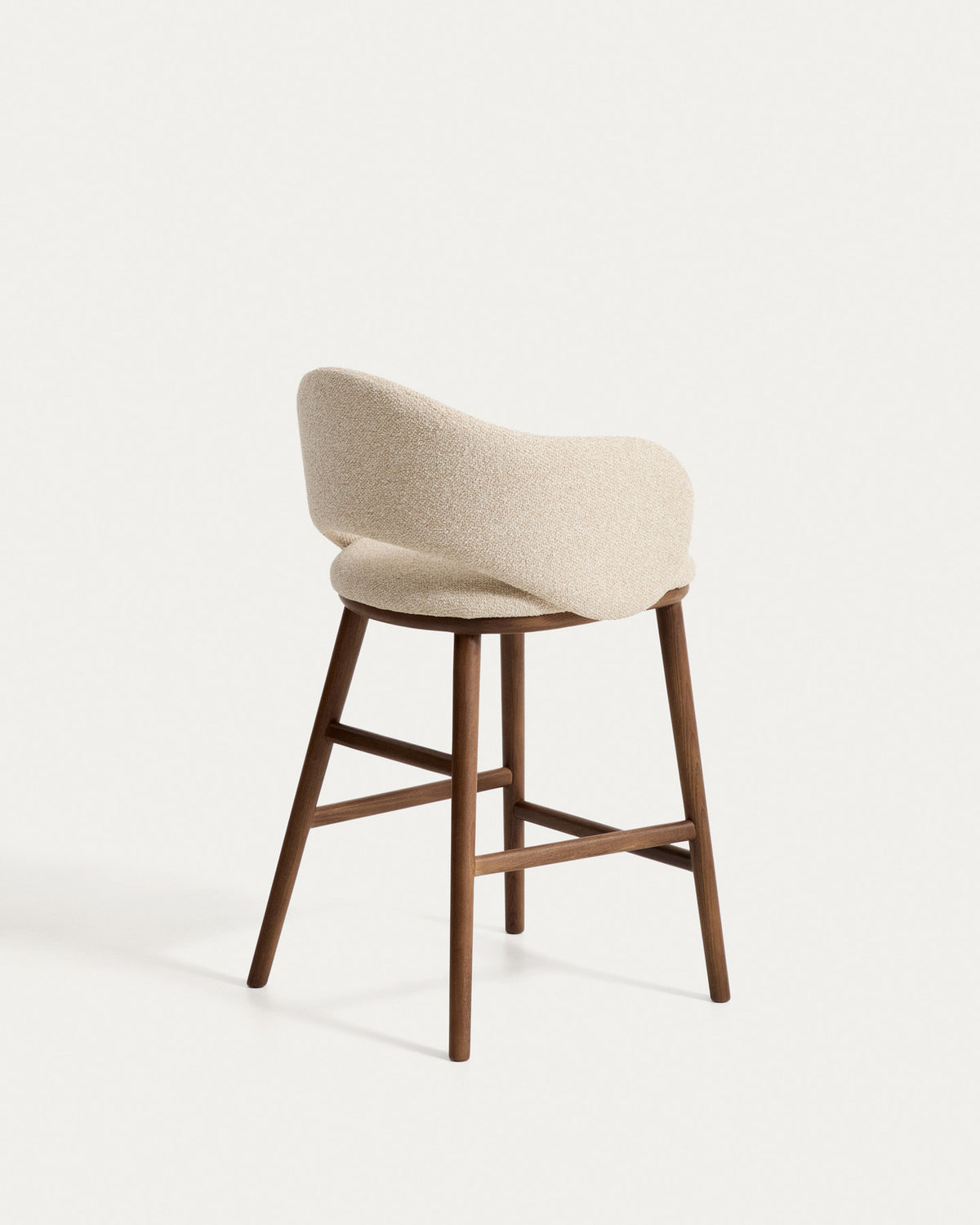 Beiger Barhocker Maina mit Chenille-Bezug, geschwungener Lehne und braunen Holzbeinen