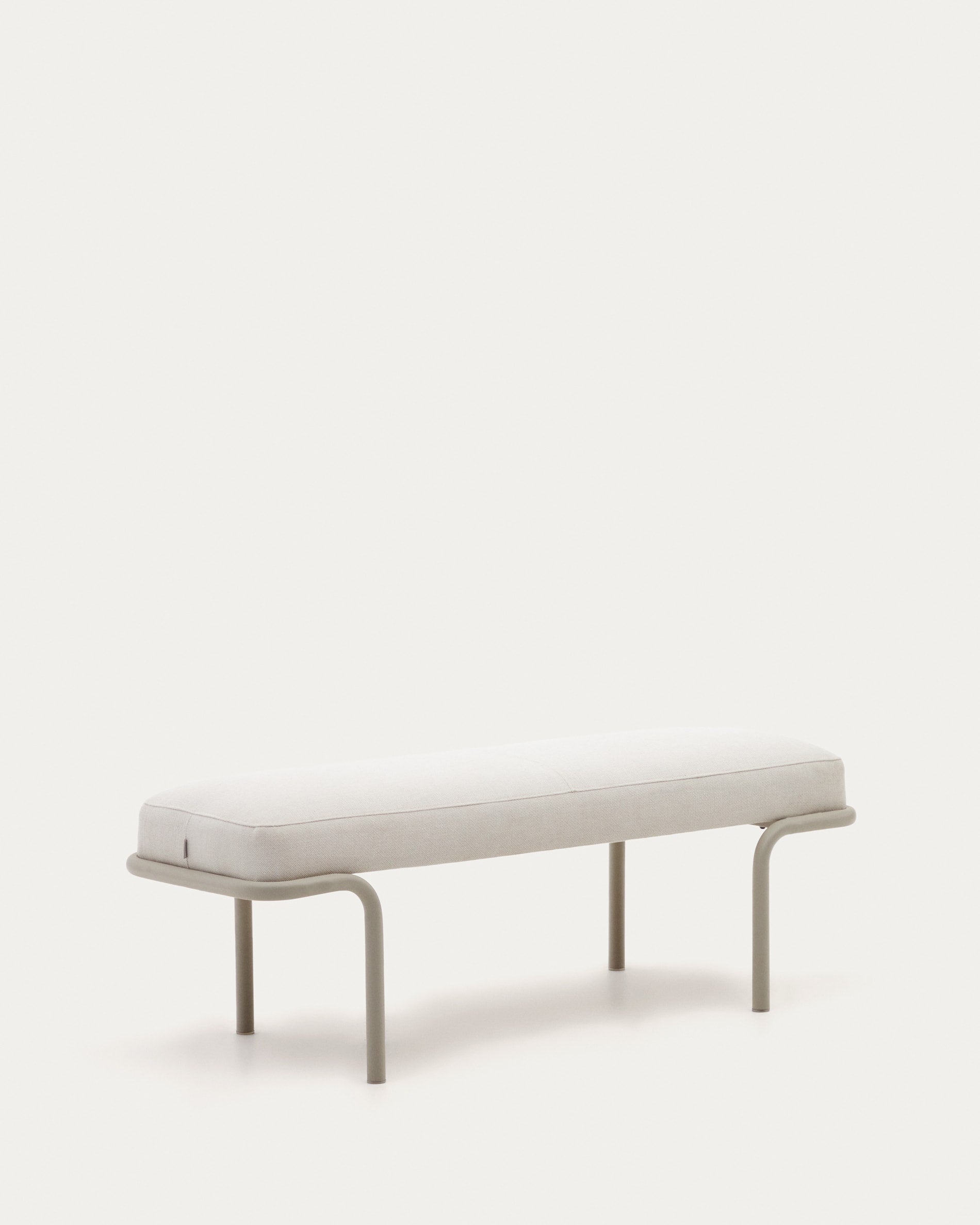 Elegante Polsterbank mit beigem Chenillebezug und stabilem grauem Metallgestell, ideal für stilvolle Wohnräume.