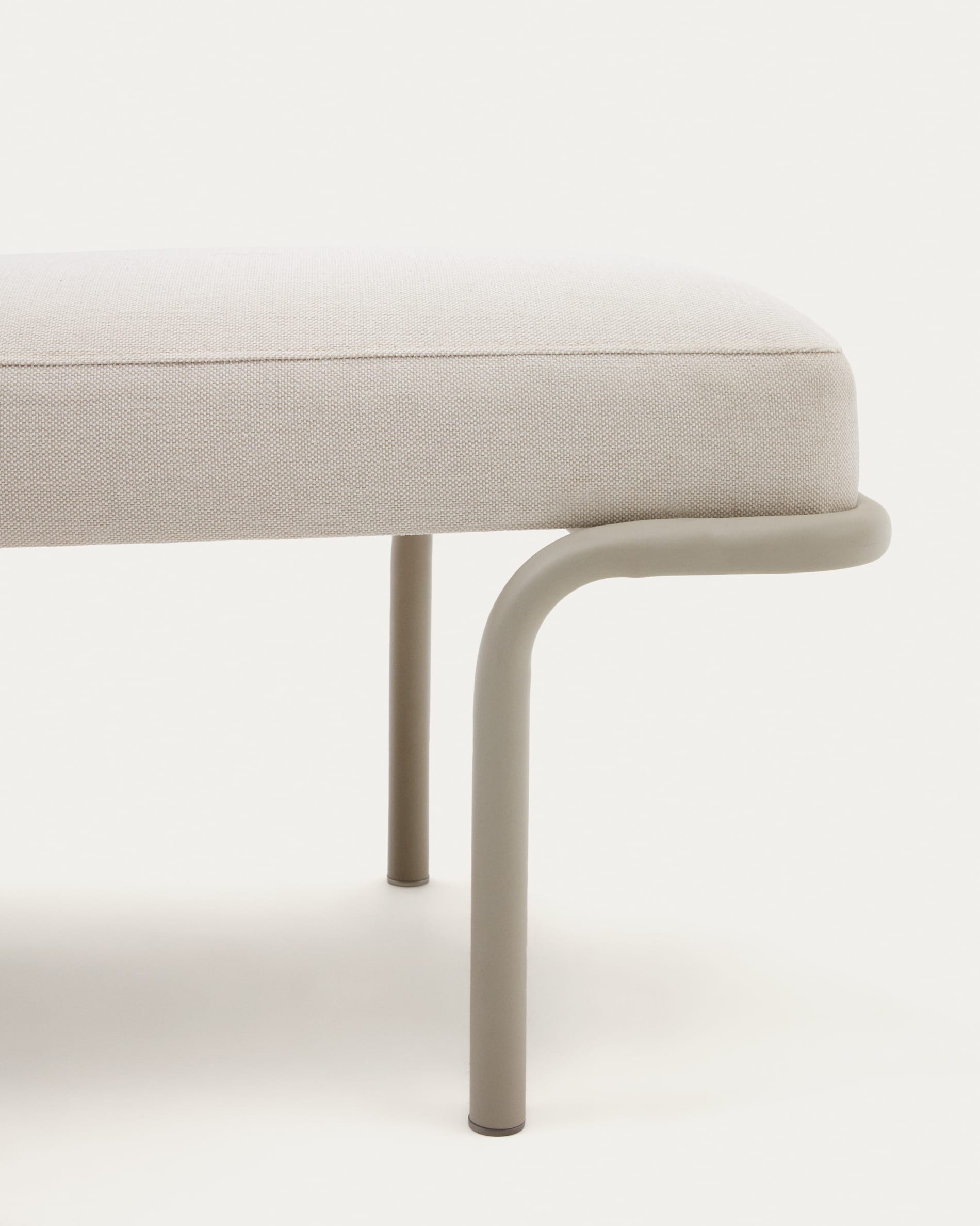 Elegante Polsterbank mit beigem Chenillebezug und stabilem grauem Metallgestell, ideal für zeitgemäße Wohnraumgestaltung.