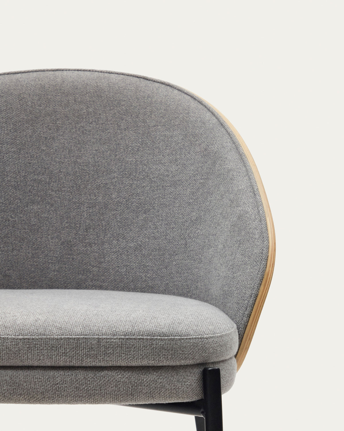Eamy Stuhl hellgraue Chenille Eschenfurnier mit natürlichem Finish und Metall in Schwarz in Grau präsentiert im Onlineshop von KAQTU Design AG. Stuhl ist von Kave Home