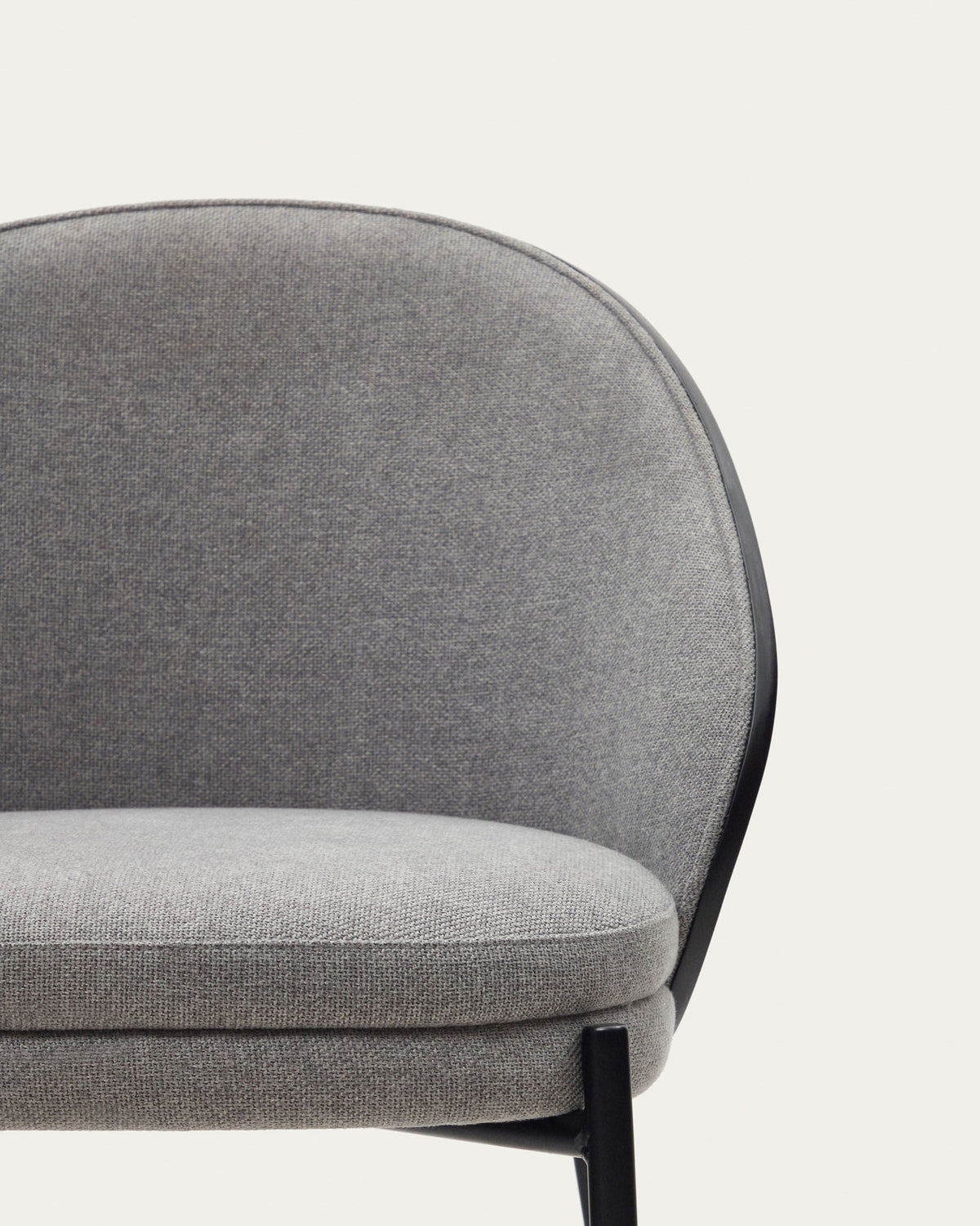 Eamy Stuhl hellgraue Chenille Eschenfurnier mit schwarzem Finish und Metall in Schwarz in Schwarz präsentiert im Onlineshop von KAQTU Design AG. Stuhl ist von Kave Home
