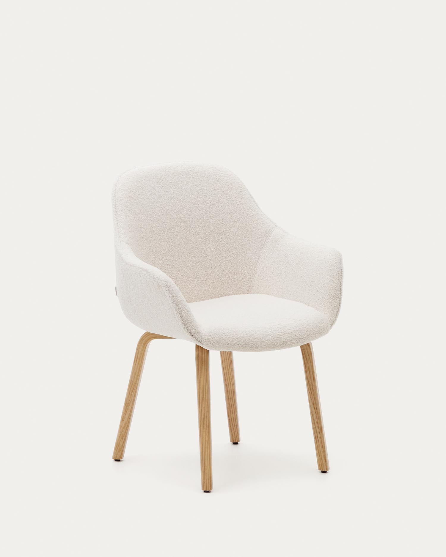 Aleli Stuhl mit Bouclé in Weiss Beine aus massivem Eschenholz mit natürlichem Finish in Weiss präsentiert im Onlineshop von KAQTU Design AG. Stuhl ist von Kave Home
