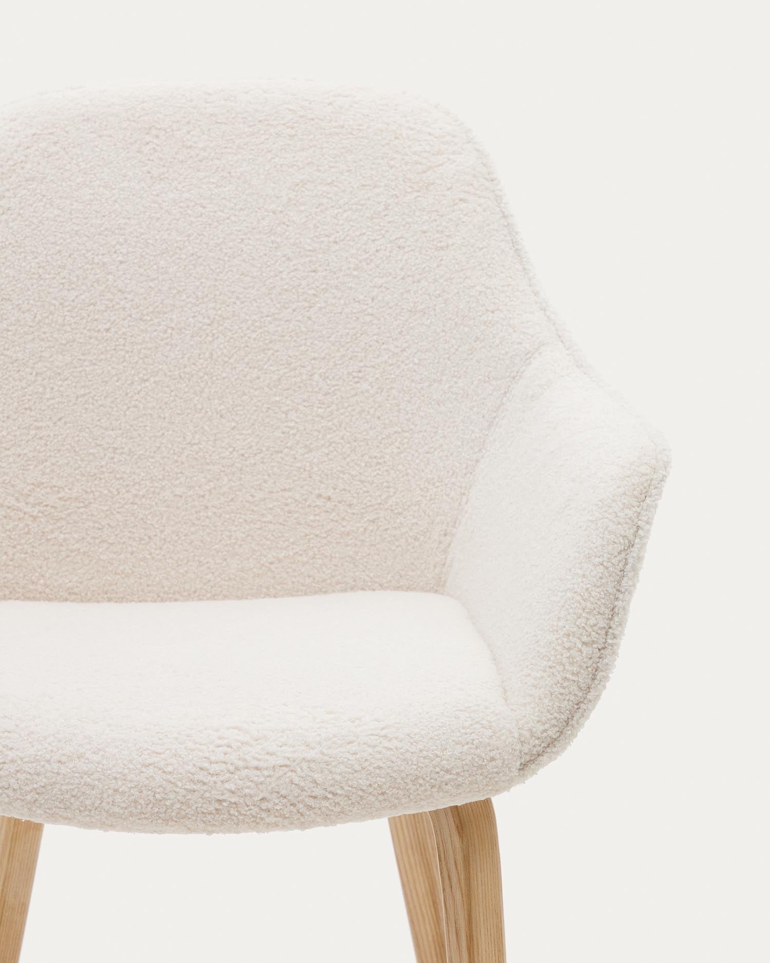 Aleli Stuhl mit Bouclé in Weiss Beine aus massivem Eschenholz mit natürlichem Finish in Weiss präsentiert im Onlineshop von KAQTU Design AG. Stuhl ist von Kave Home