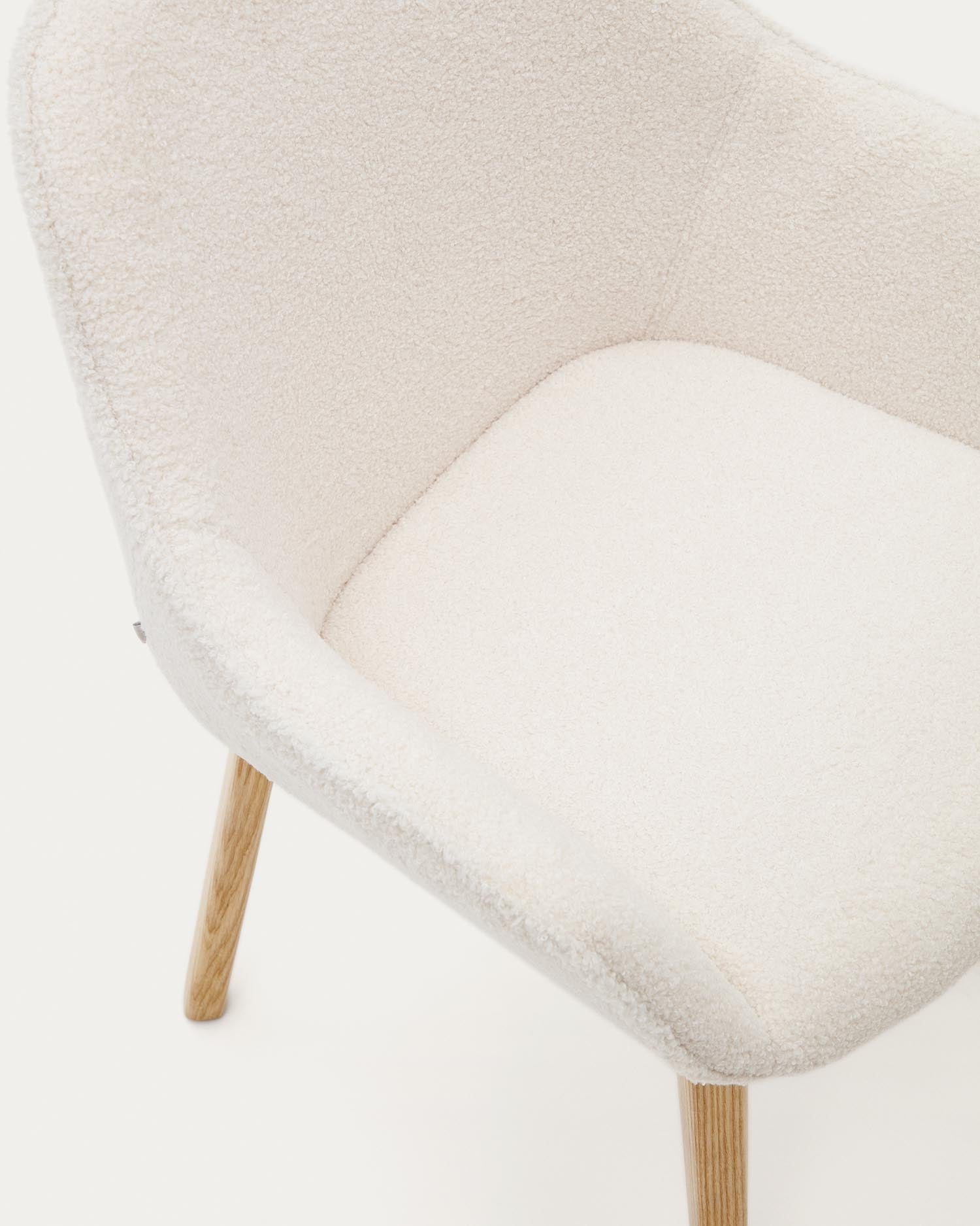 Aleli Stuhl mit Bouclé in Weiss Beine aus massivem Eschenholz mit natürlichem Finish in Weiss präsentiert im Onlineshop von KAQTU Design AG. Stuhl ist von Kave Home