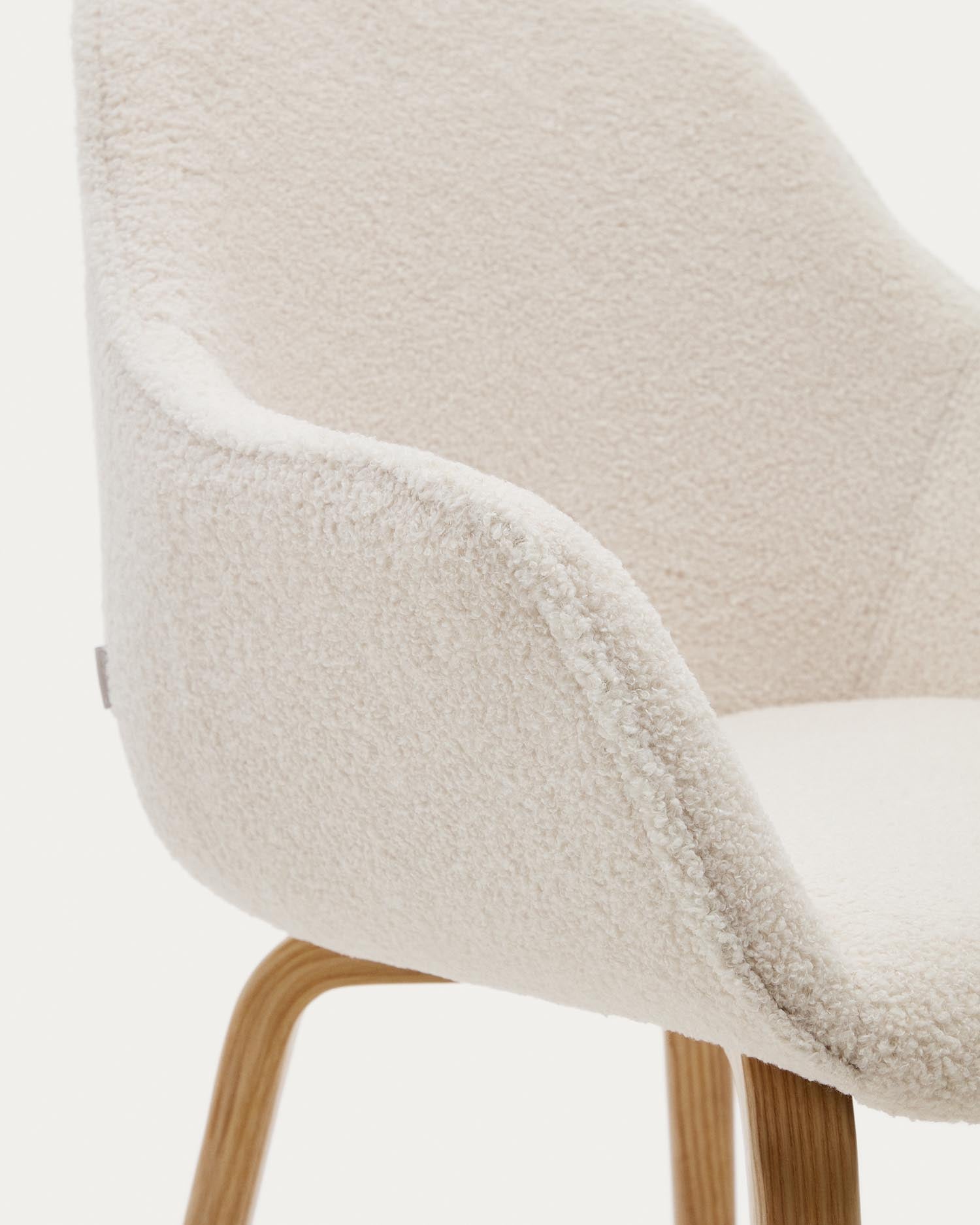 Aleli Stuhl mit Bouclé in Weiss Beine aus massivem Eschenholz mit natürlichem Finish in Weiss präsentiert im Onlineshop von KAQTU Design AG. Stuhl ist von Kave Home