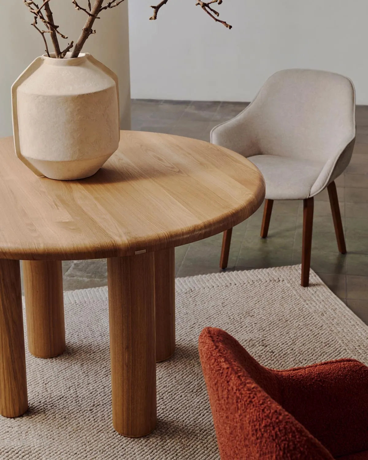 Aleli Stuhl: Beige Chenille, Eschenholzbeine, edles Nussholz-Finish.