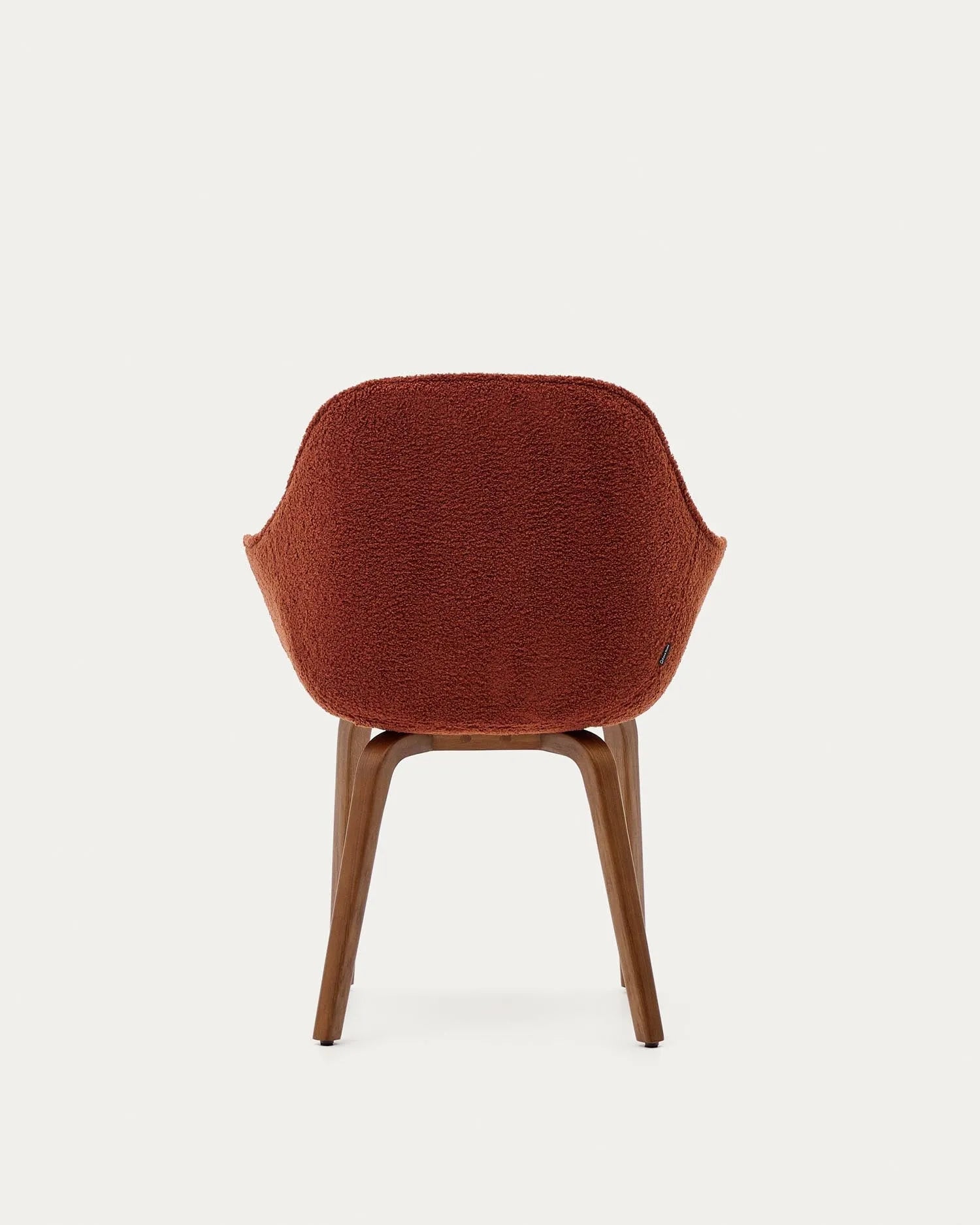 Stilvoller Aleli Stuhl mit Bouclé-Bezug in Terrakotta und robusten Eschenholzbeinen mit edlem Nussbaum-Finish von Kave Home.