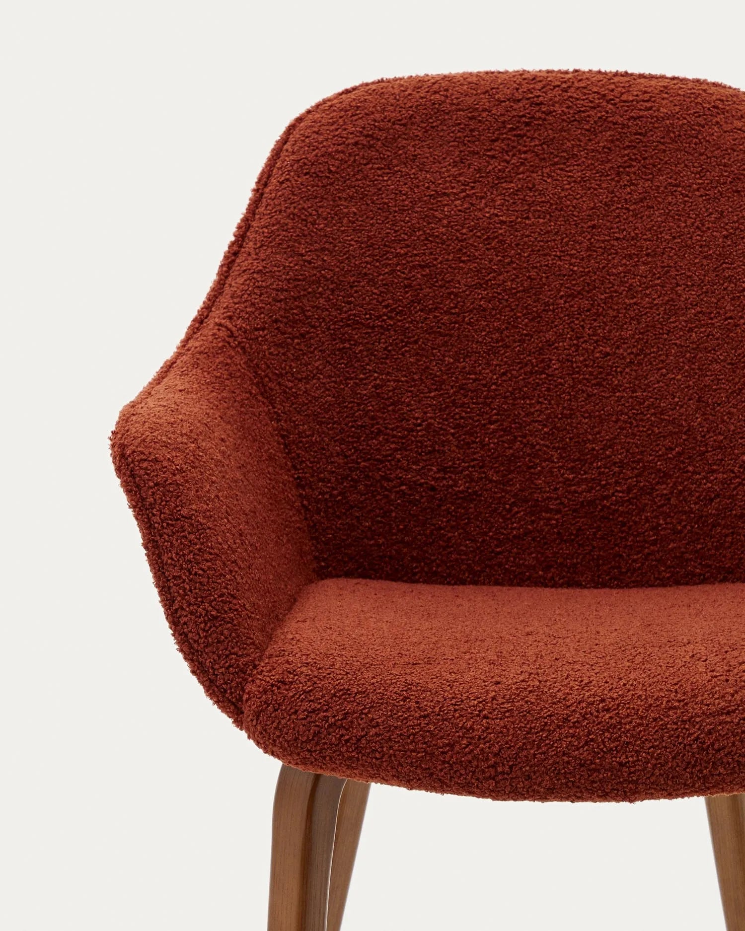 Eleganter Aleli Stuhl mit weichem Bouclé-Stoff in Terrakotta und stabilen Eschenholzbeinen mit Nussbaum-Finish von Kave Home.