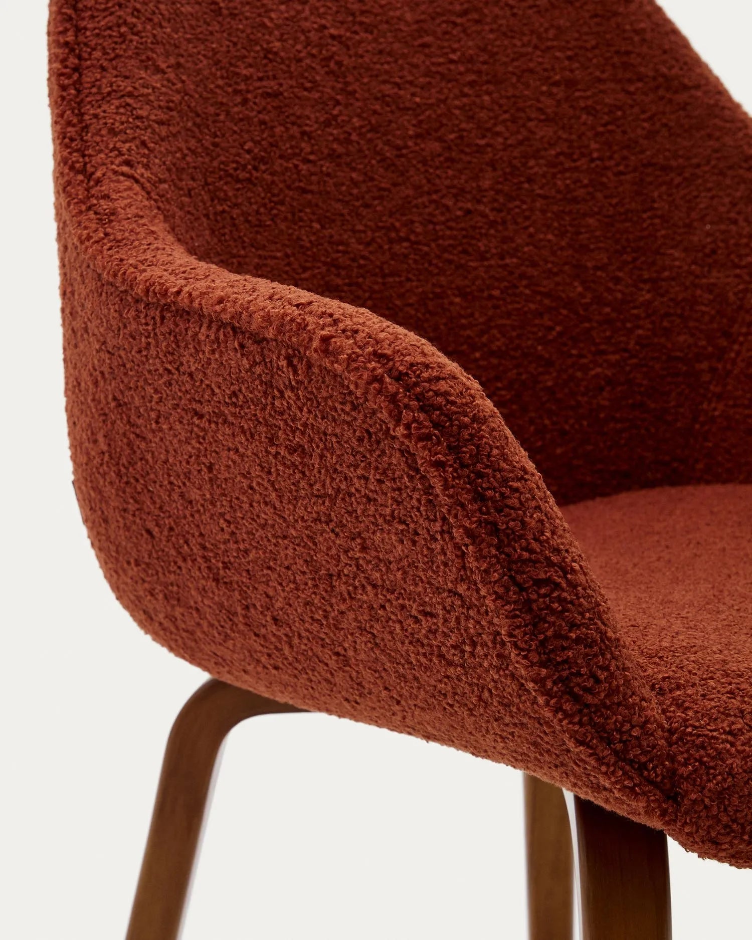 Eleganter Aleli Stuhl mit Terrakotta-Bouclé und stabilen Eschenholzbeinen im edlen Nussbaum-Finish von Kave Home.