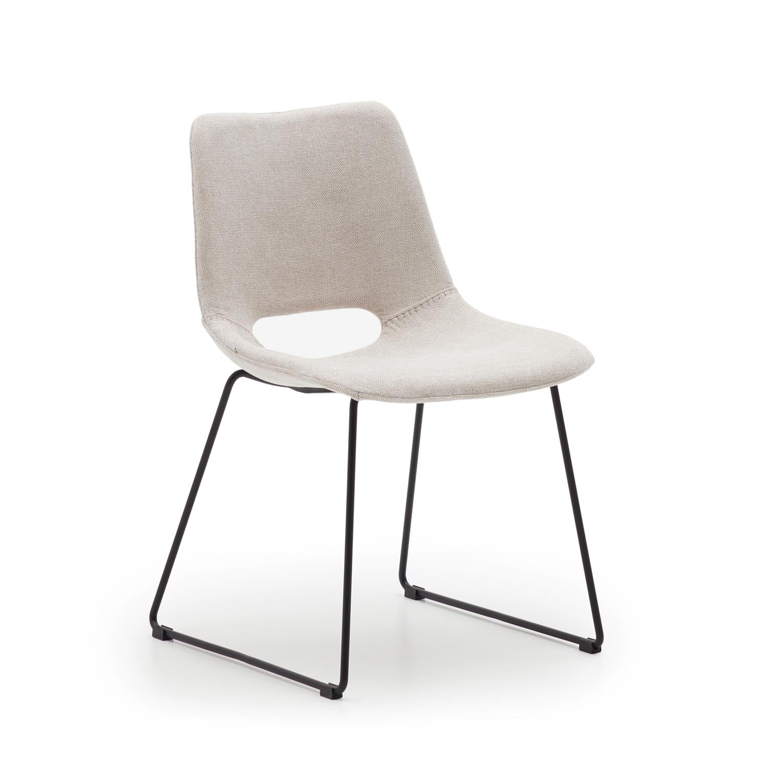 Zahara Stuhl: Beiger Komfort trifft auf modernes schwarzes Stahl-Design.
