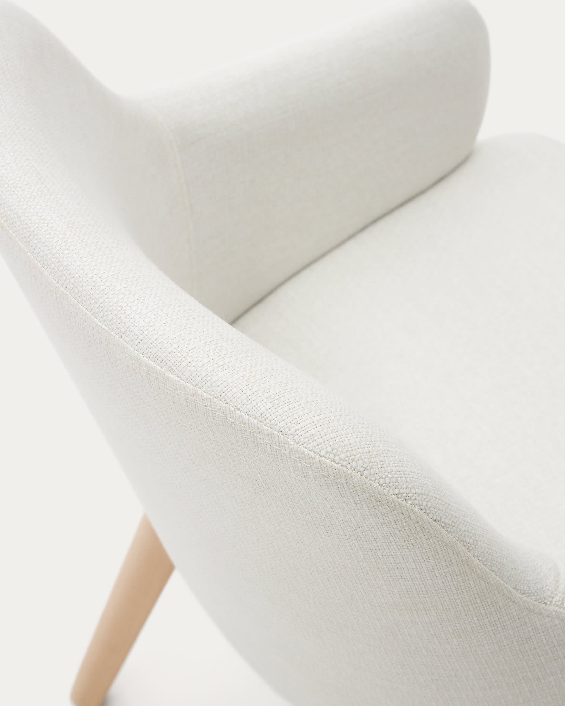 Nelida Stuhl: Elegantes Design aus beiger Chenille und FSC-zertifiziertem Buchenholz mit natürlichem Finish. Komfort und Nachhaltigkeit.
