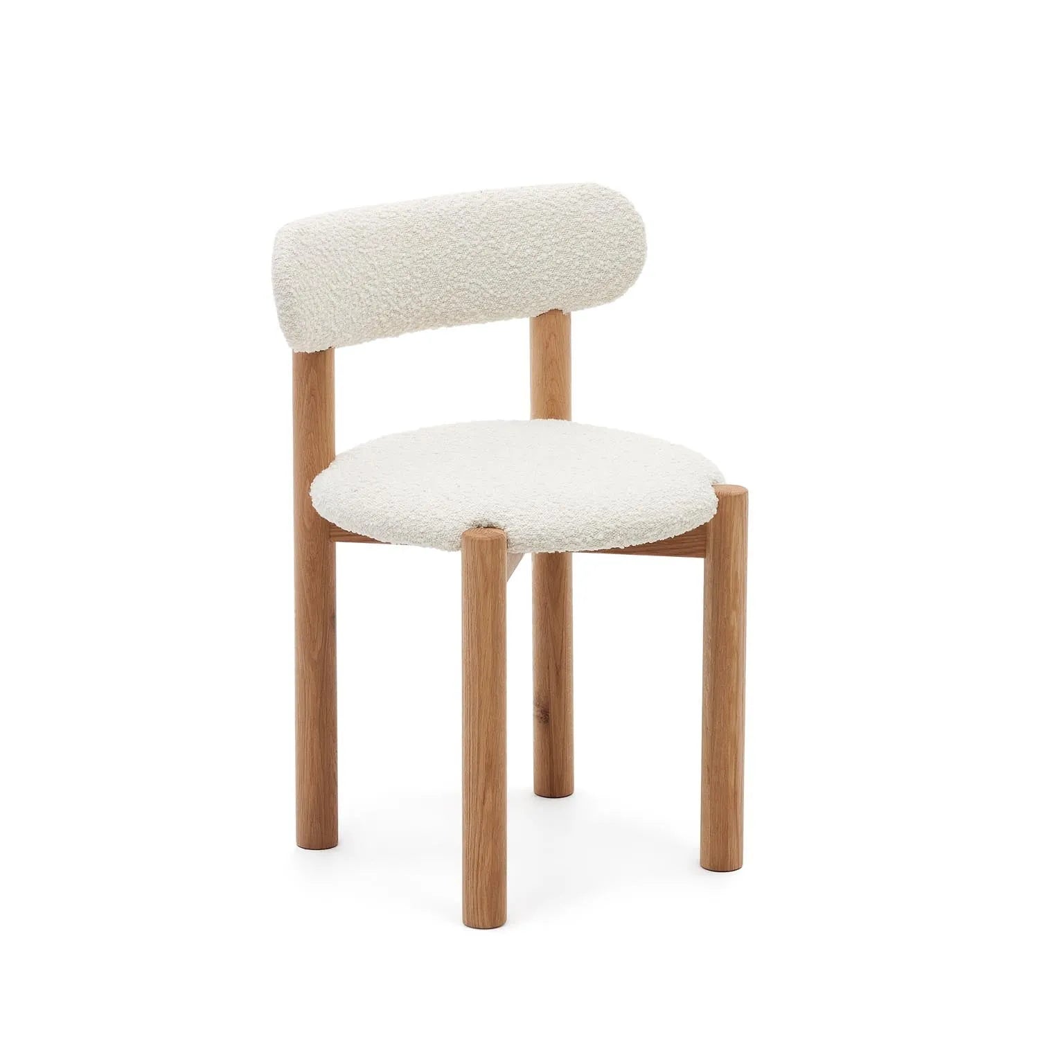 3D-Modell des eleganten Nebai Stuhls aus weißem Bouclé, modernes Design, Eichenholz, ideal für stilvolle Interieurs.
