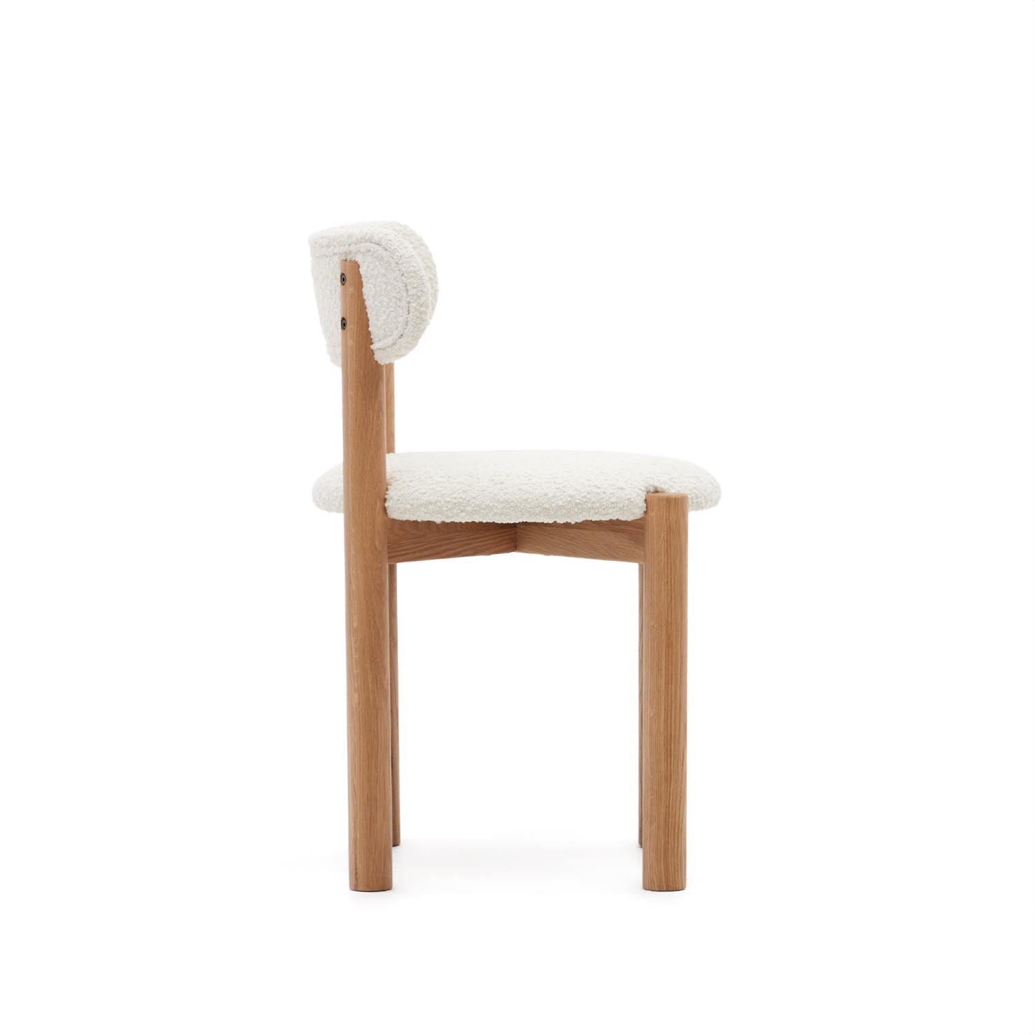 Nebai Stuhl: Stilvoller Bouclé-Sitz in Weiß von Kave Home.