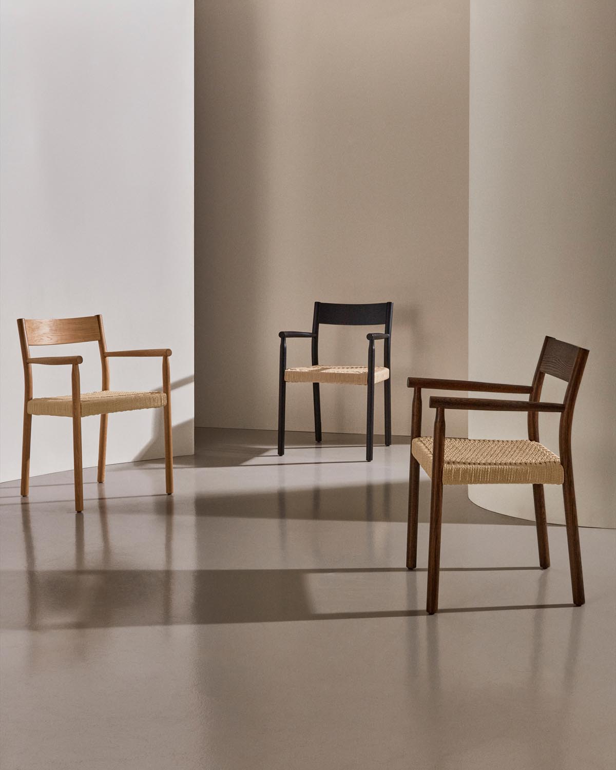 Stuhl Yalia: Massives Eichenholz, Nussbaum-Finish, Seilsitz, FSC.