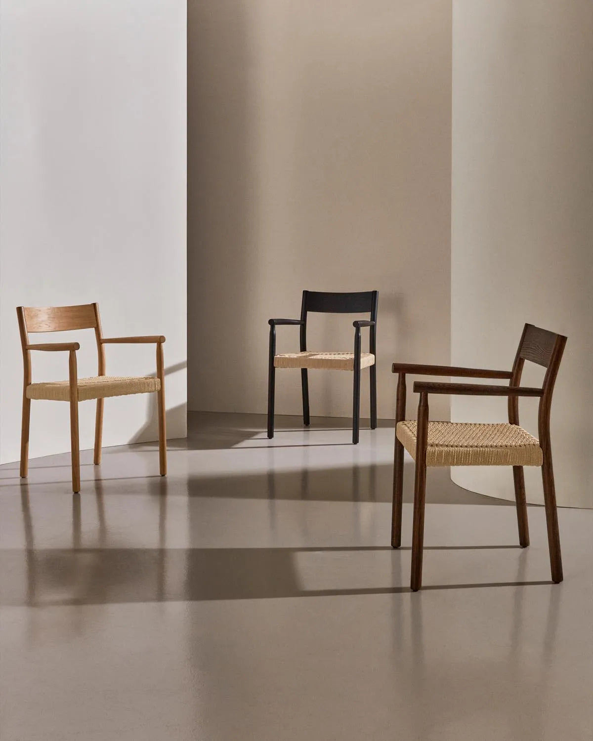 Stuhl Yalia: Massives Eichenholz, Nussbaum-Finish, Seilsitz, FSC.