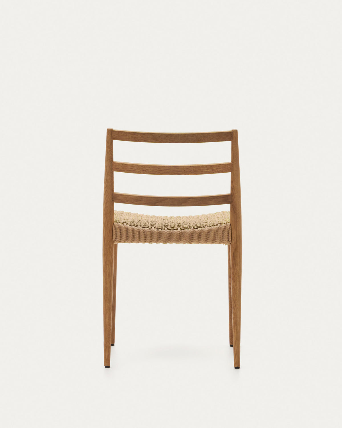 Analy Stuhl aus massivem Eichenholz mit naturfarbenem Finish und Sitzfläche aus Seil FSC Mix Credit in Natur präsentiert im Onlineshop von KAQTU Design AG. Stuhl ist von Kave Home
