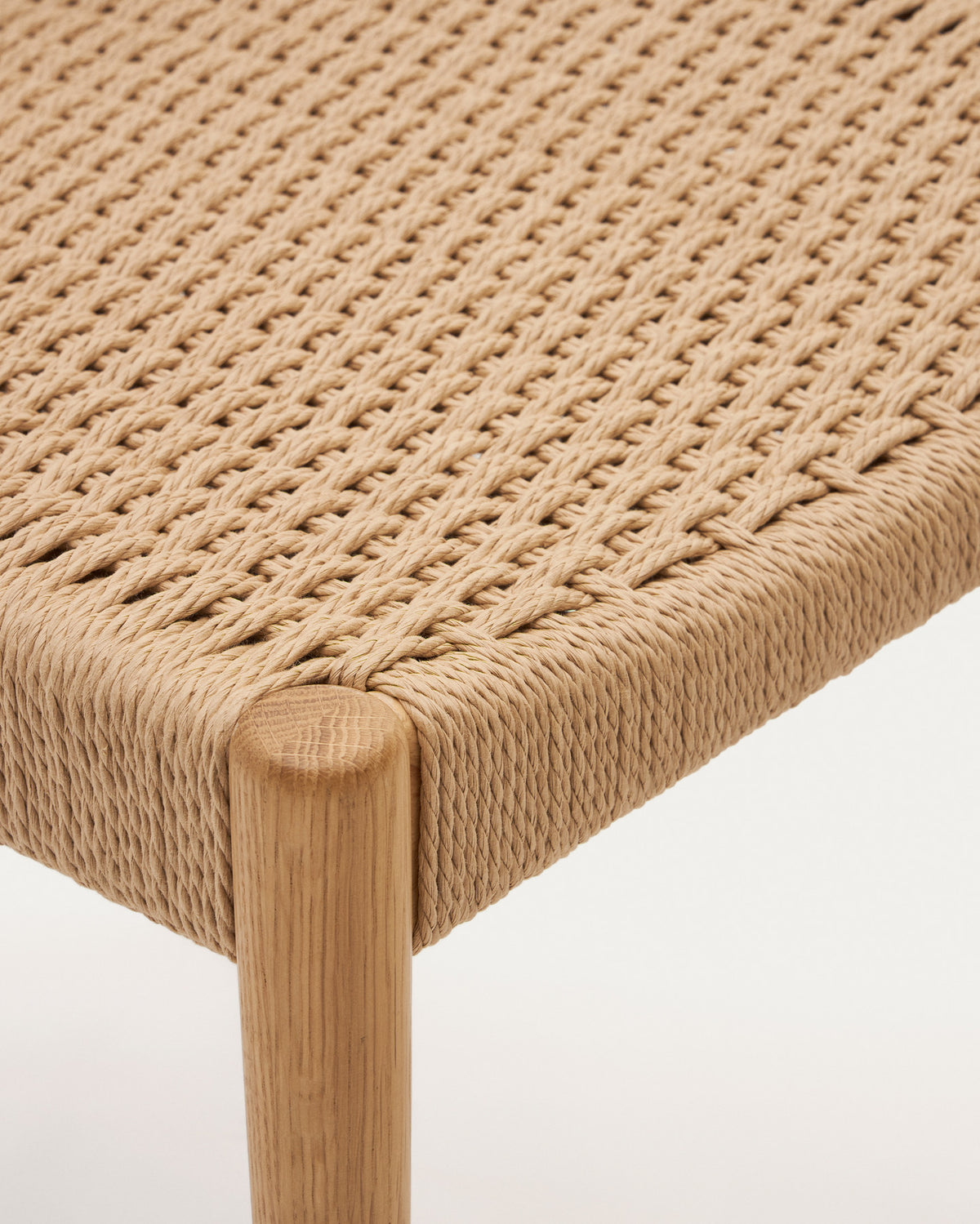 Analy Stuhl aus massivem Eichenholz mit naturfarbenem Finish und Sitzfläche aus Seil FSC Mix Credit in Natur präsentiert im Onlineshop von KAQTU Design AG. Stuhl ist von Kave Home