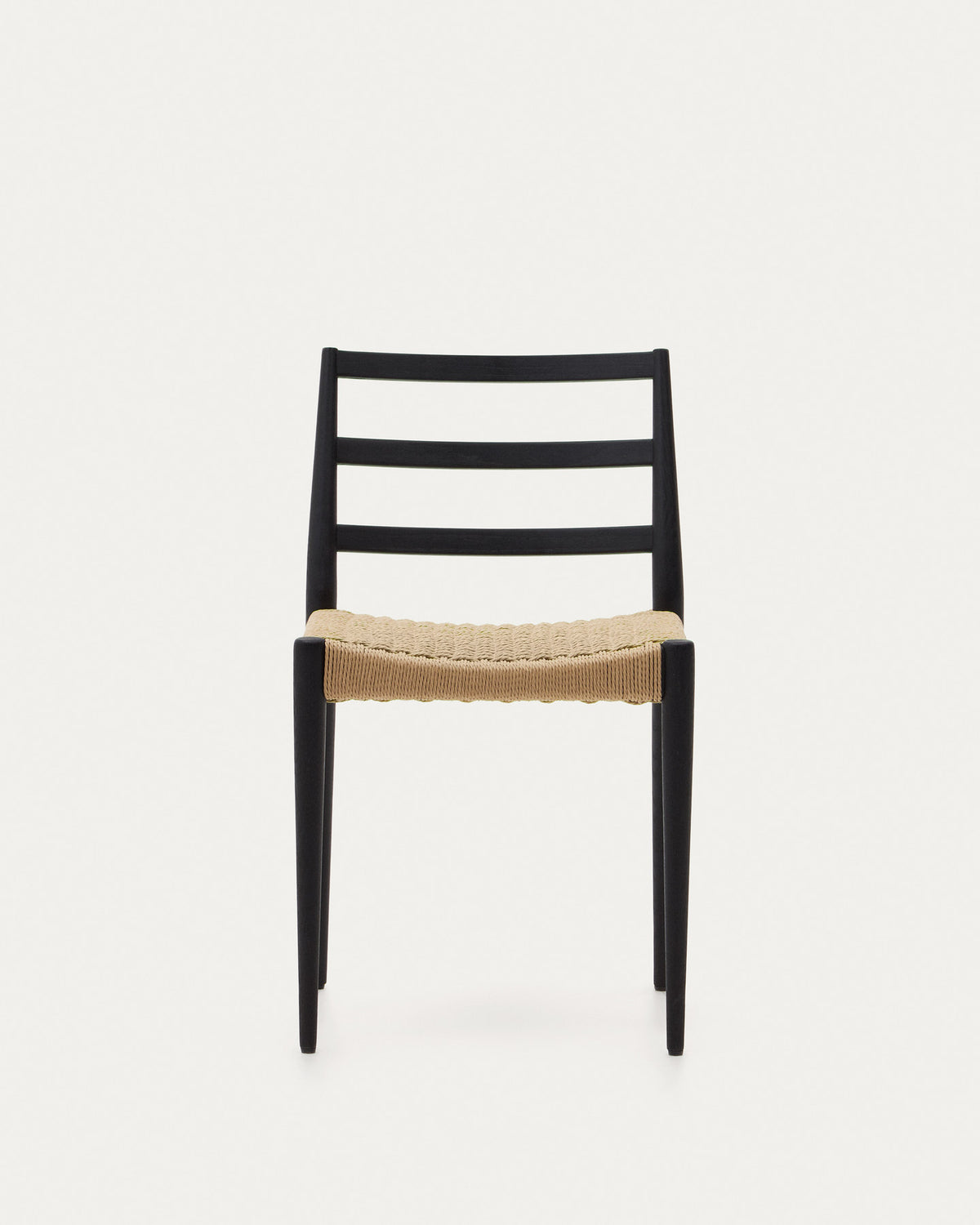 Analy Stuhl aus massivem Eichenholz mit schwarzem Finish und Sitzfläche aus Seil FSC Mix Credit in Schwarz, Natur präsentiert im Onlineshop von KAQTU Design AG. Stuhl ist von Kave Home