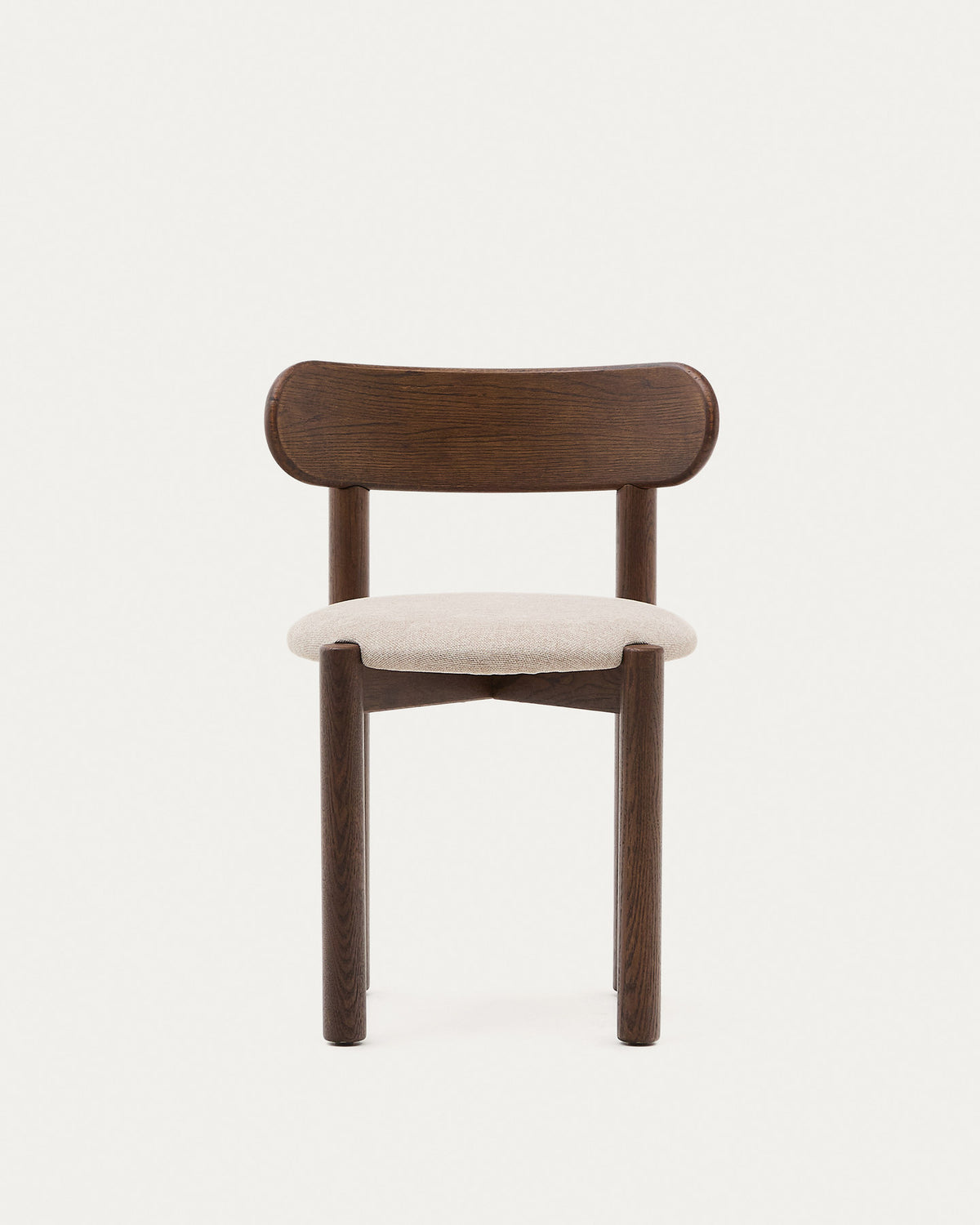 Nebai Stuhl aus brauner Chenille und Gestell aus massivem Eichenholz mit Nussholz Finish FSC MIX Credit in Braun, Weiss präsentiert im Onlineshop von KAQTU Design AG. Stuhl ist von Kave Home
