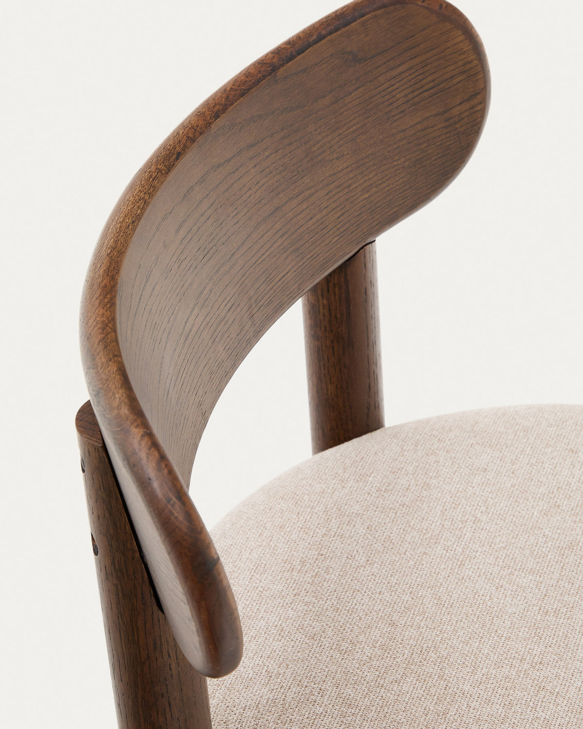 Nebai Stuhl aus brauner Chenille und Gestell aus massivem Eichenholz mit Nussholz Finish FSC MIX Credit in Braun, Weiss präsentiert im Onlineshop von KAQTU Design AG. Stuhl ist von Kave Home