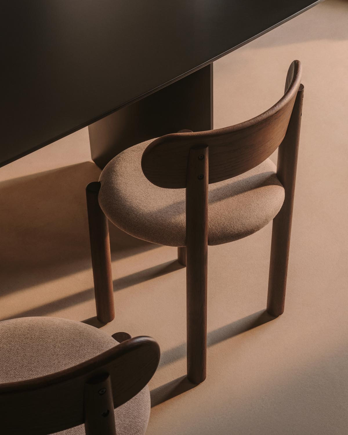 Nebai Stuhl aus brauner Chenille und Gestell aus massivem Eichenholz mit Nussholz Finish F