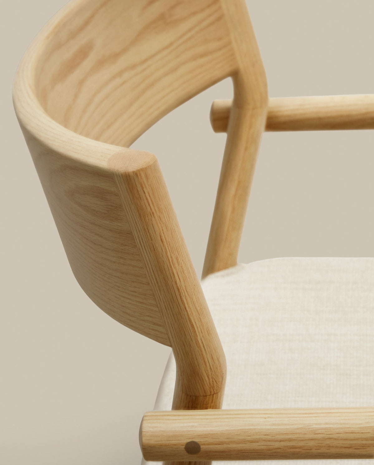 Falconera Stuhl mit abziehbarem Bezug aus massivem Eichenholz naturfarben FSC Mix Credit in Beige, Natur präsentiert im Onlineshop von KAQTU Design AG. Stuhl mit Armlehne ist von Kave Home