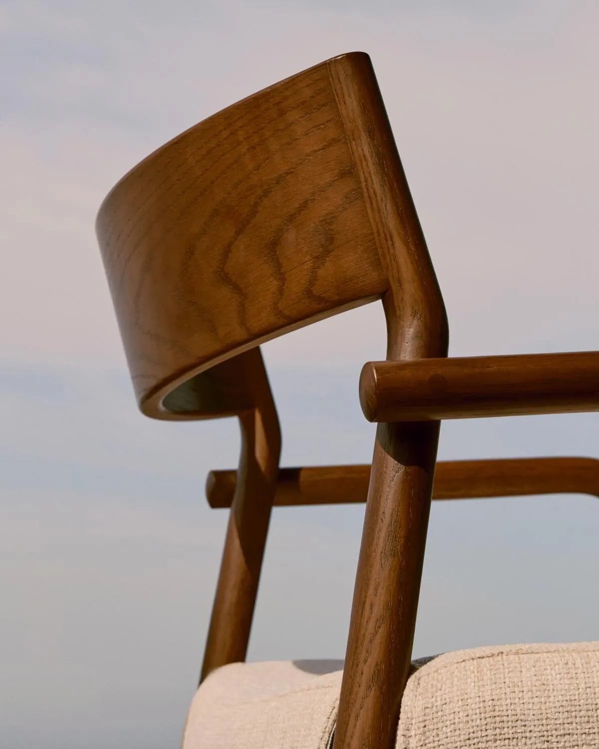 Falconera Stuhl: Nachhaltiges Design aus Eiche mit Nussbaumfinish.