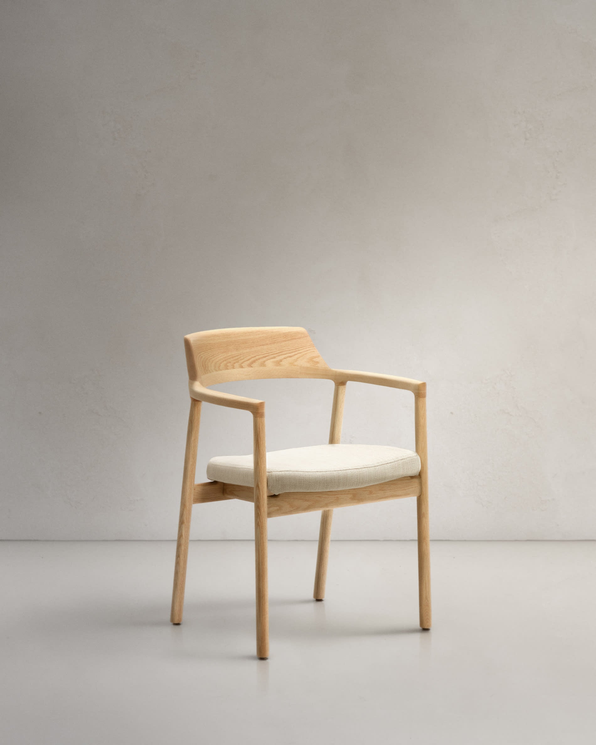 Eleganter Alocs Stuhl mit beigem Chenille-Bezug, massiver Eiche, FSC-zertifiziert, vielseitig und komfortabel.