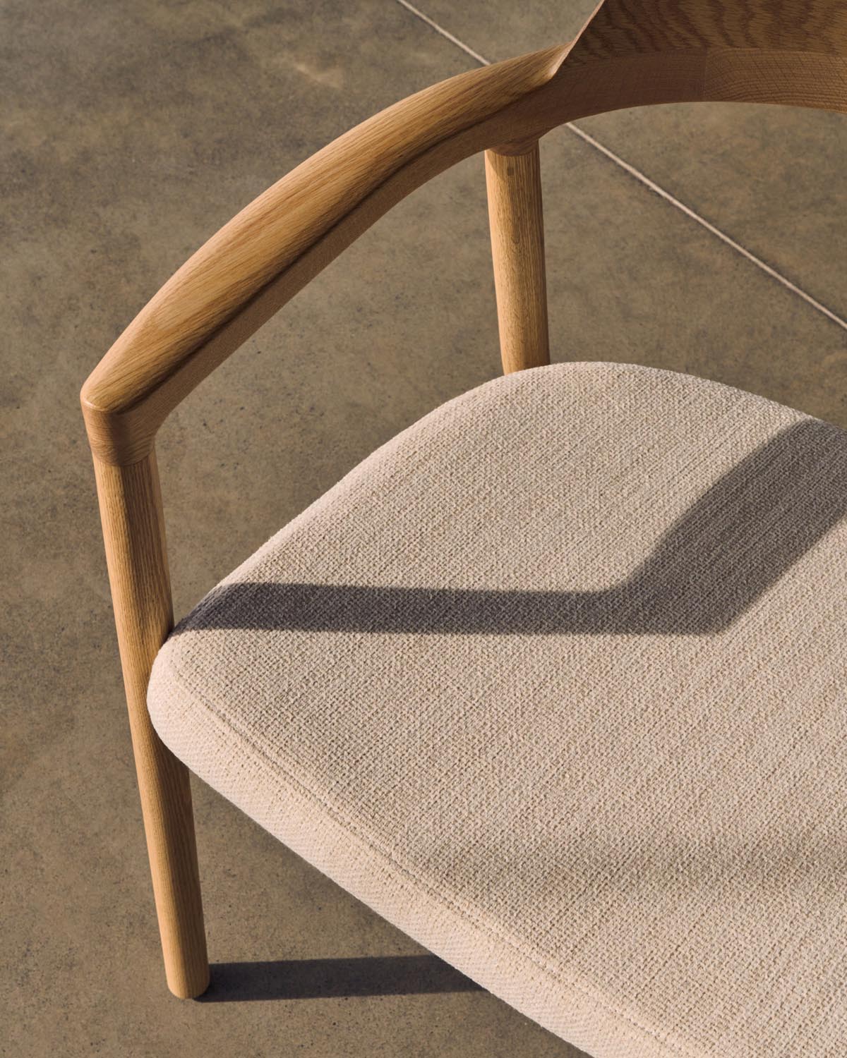 Alocs Stuhl: Beiger Chenille, Eiche Natur, FSC Mix Credit, Kave Home.