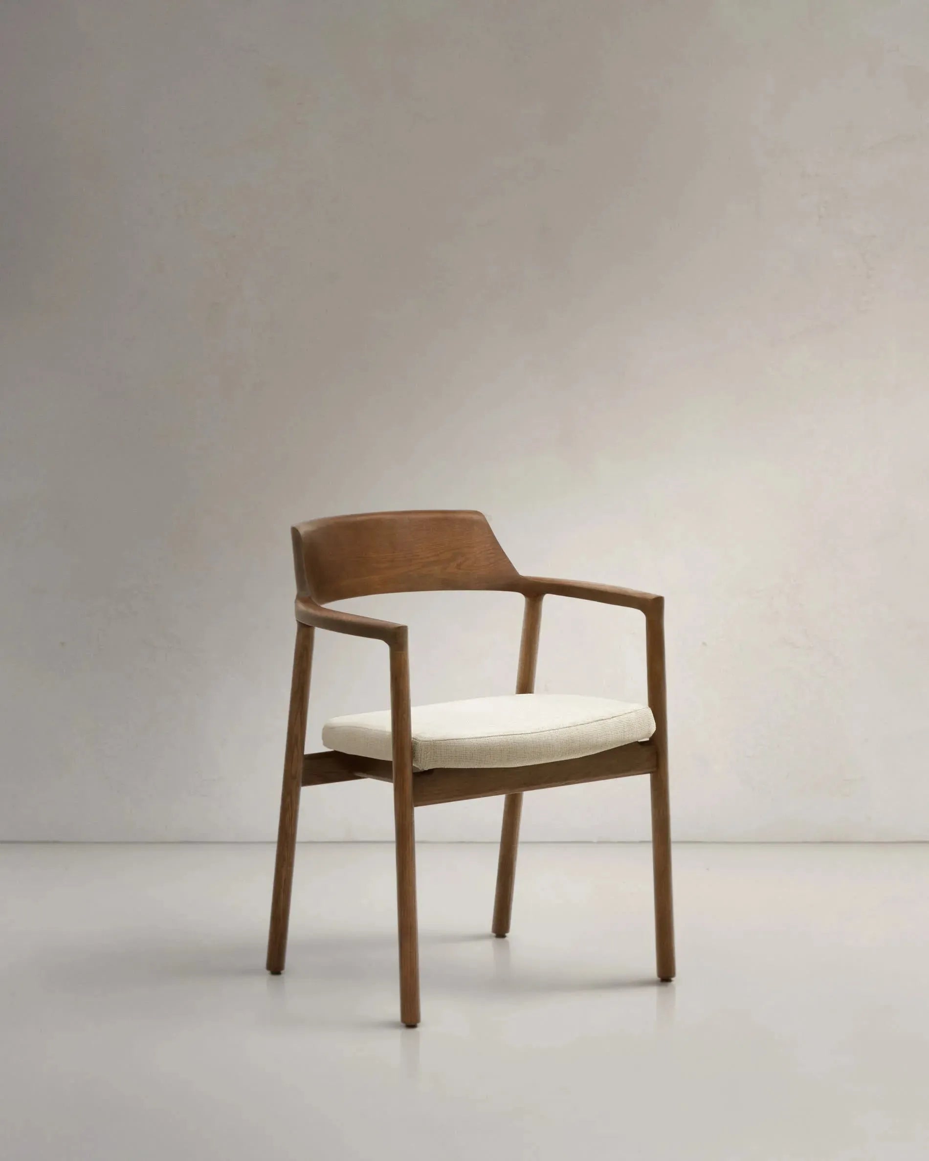 Eleganter Stuhl: Beige Chenille, Eichegestell, Nussbaum-Finish, skandinavisch-japanisches Design, FSC-zertifiziert.