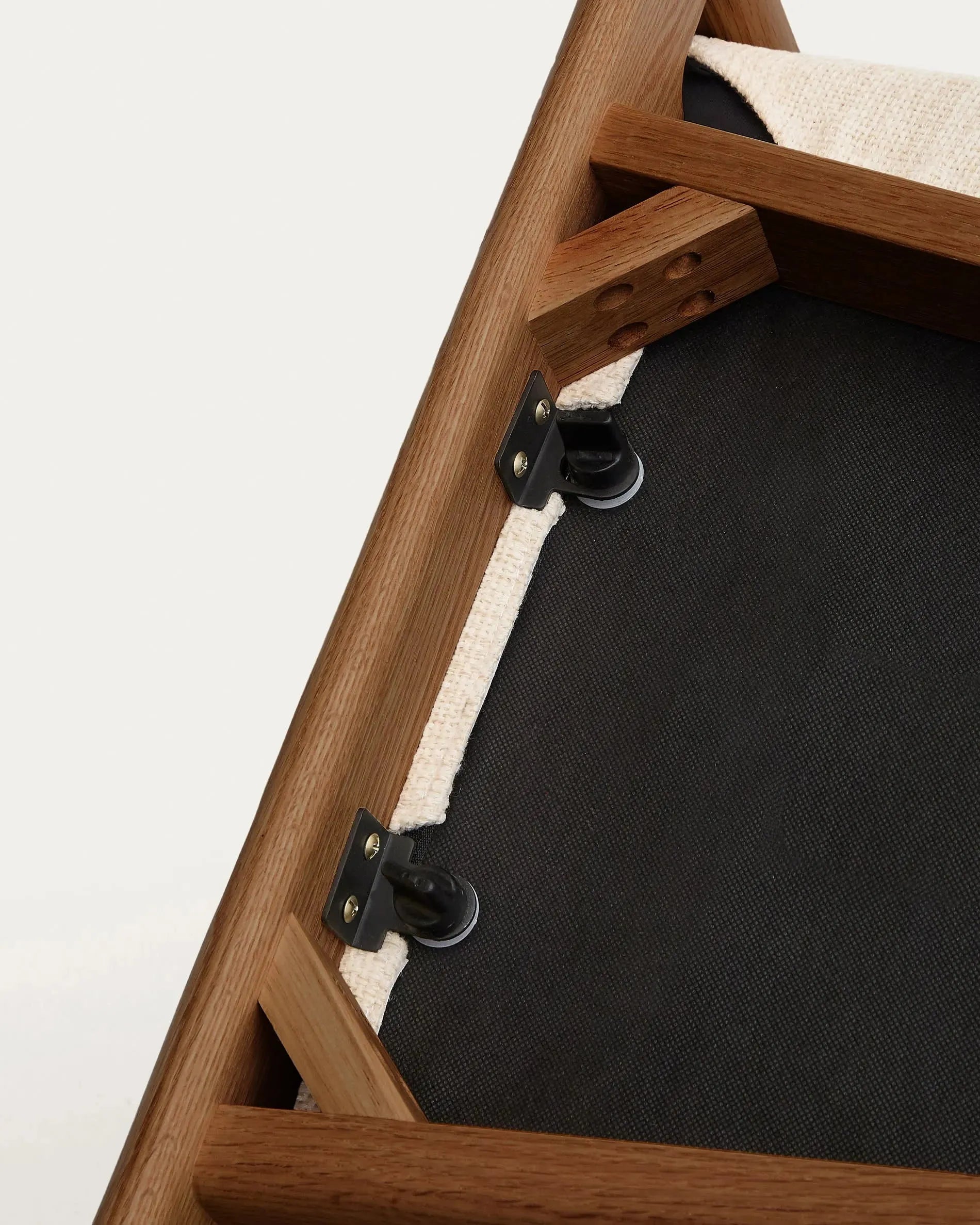 Moderner Alocs Stuhl mit beigem Chenille-Bezug, abnehmbar, aus FSC-zertifizierter massiver Eiche mit edlem Nussbaum-Finish.