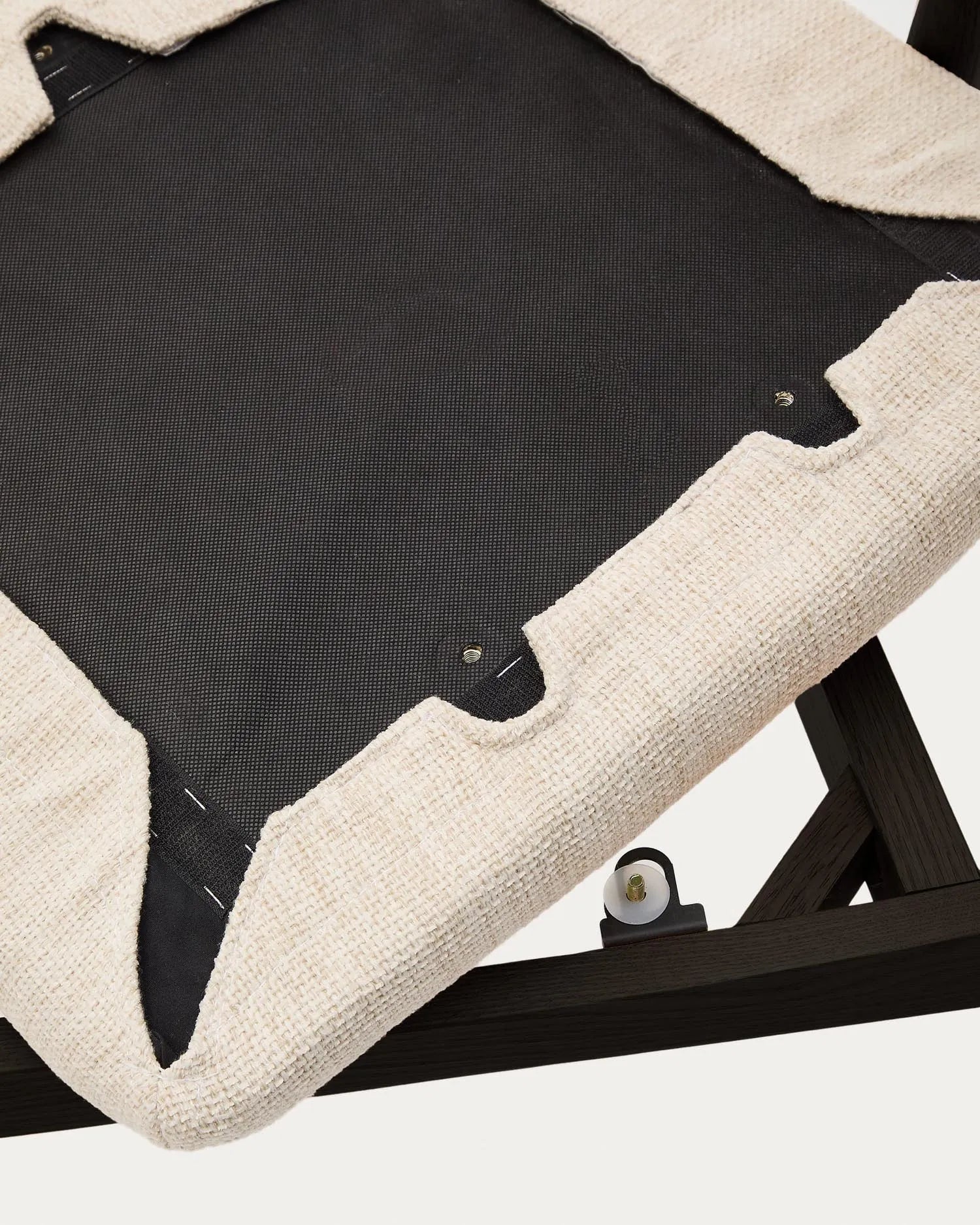 Eleganter Alocs Stuhl: Beige Chenille, massives Eichenholz, schwarzes Finish. Nachhaltig, abnehmbarer Bezug, skandinavisch inspiriert.