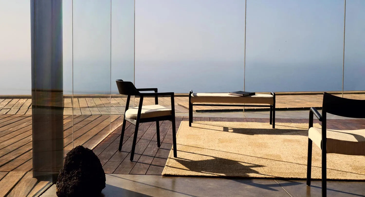 Eleganter Alocs Stuhl: Beige Chenille, massives Eichenholz, schwarzes Finish. Nachhaltig, abnehmbarer Bezug, skandinavisch inspiriert.