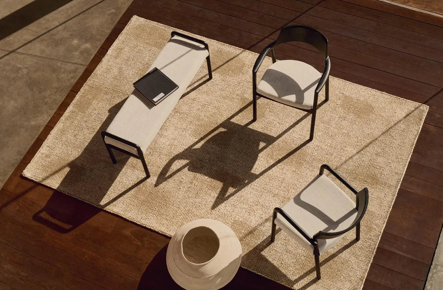 Eleganter Alocs Stuhl: Beige Chenille, massives Eichenholz, schwarzes Finish. Nachhaltig, abnehmbarer Bezug, skandinavisch inspiriert.