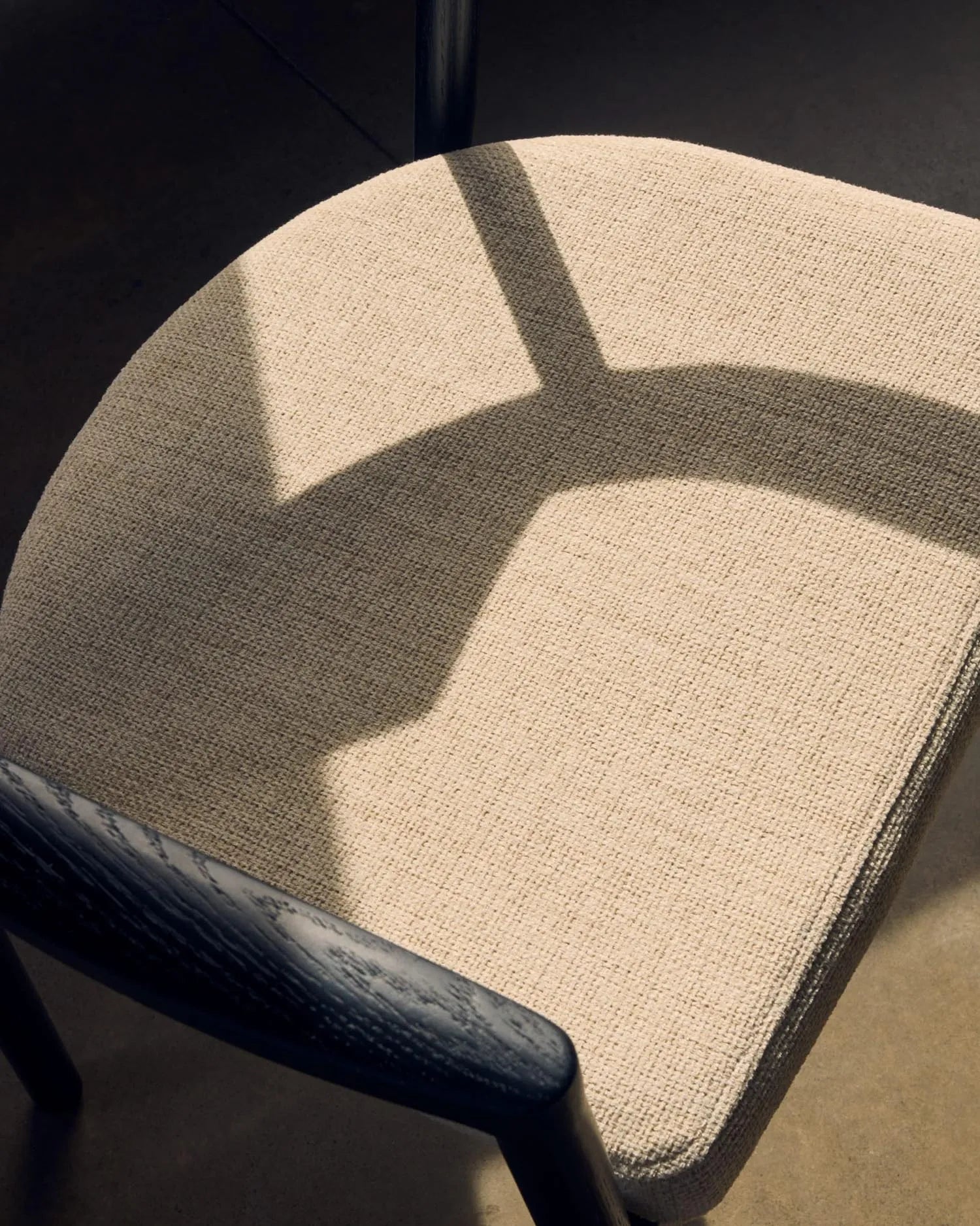 Eleganter Alocs Stuhl: Beige Chenille, massives Eichenholz, schwarzes Finish. Nachhaltig, abnehmbarer Bezug, skandinavisch inspiriert.