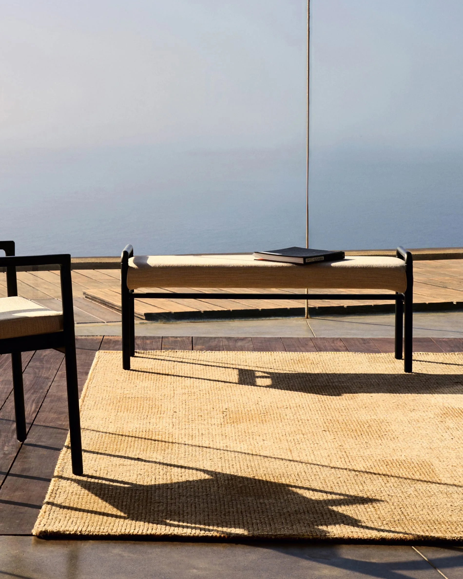 Eleganter Alocs Stuhl: Beige Chenille, massives Eichenholz, schwarzes Finish. Nachhaltig, abnehmbarer Bezug, skandinavisch inspiriert.