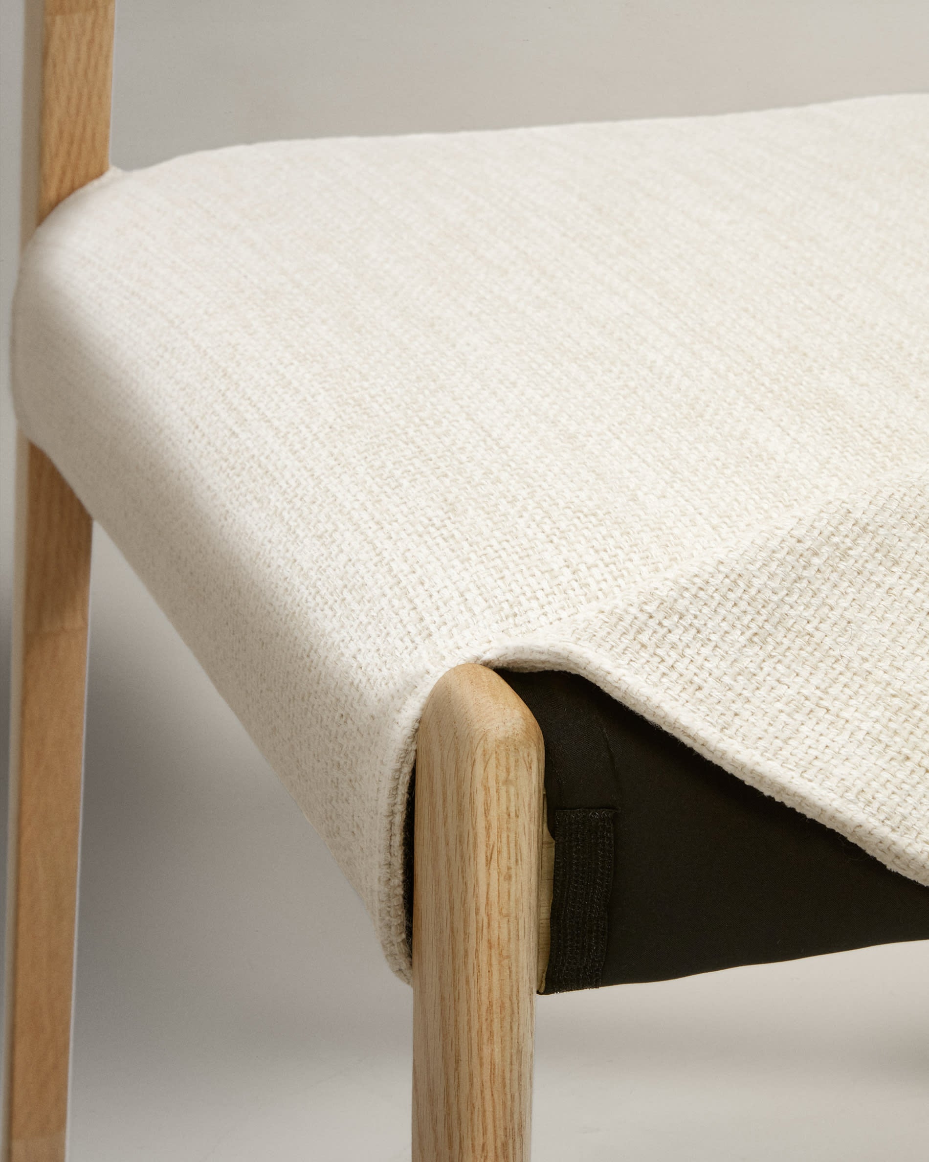 Bezug für den Stuhl Cudia aus Chenille in Beige in Beige, Natur präsentiert im Onlineshop von KAQTU Design AG. Sitzkissen ist von Kave Home