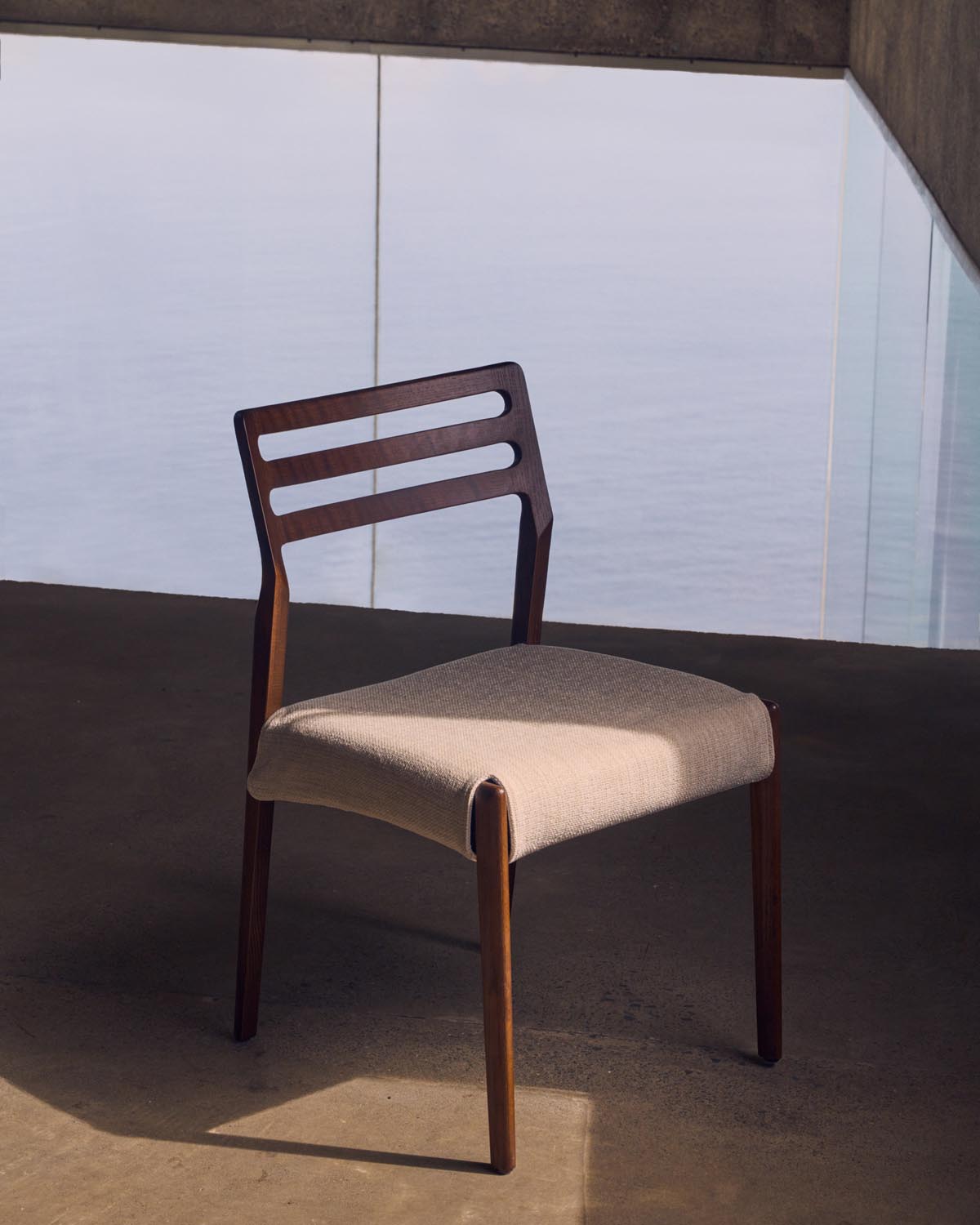 Cudia Stuhl abnehmbarer Bezug Chenille beige massive Eiche Nussbaum-Finish FSC Mix Credit