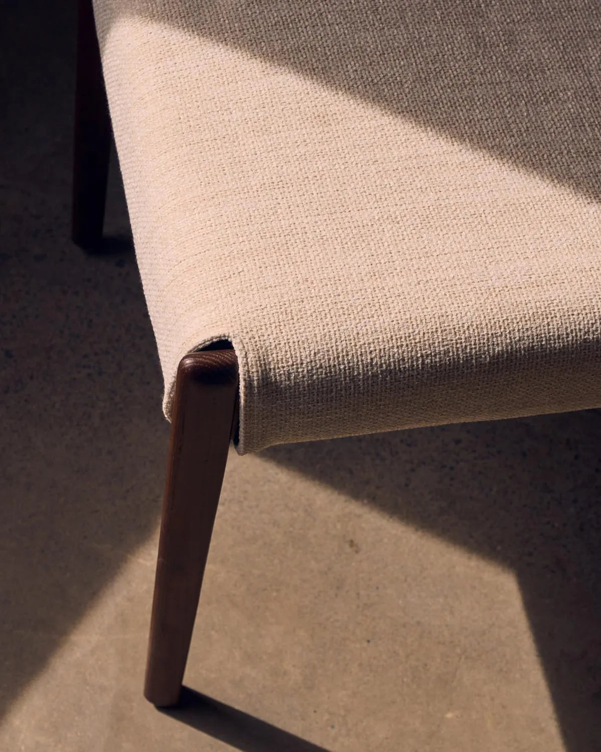 Eleganter Cudia Stuhl: Beiger Chenille, Eiche, FSC-zertifiziert.