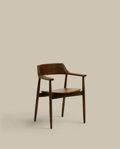 Fondes Stuhl aus massivem Eichenholz mit Nussbaum-Finish FSC Mix Credit