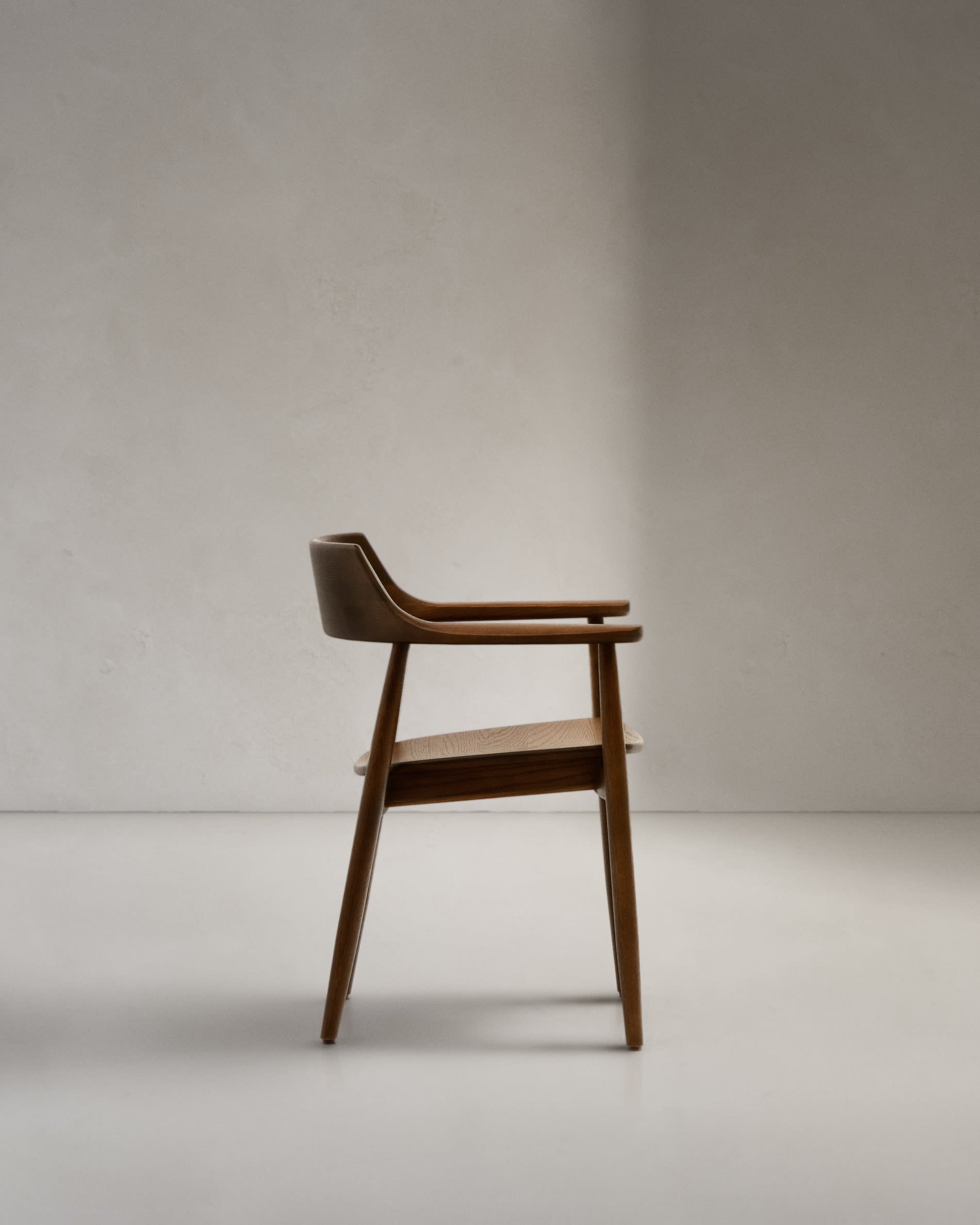 Eleganter Fondes Stuhl aus FSC-zertifiziertem Eichenholz mit edlem Nussbaum-Finish, ideal für zeitgemäße Inneneinrichtungen.