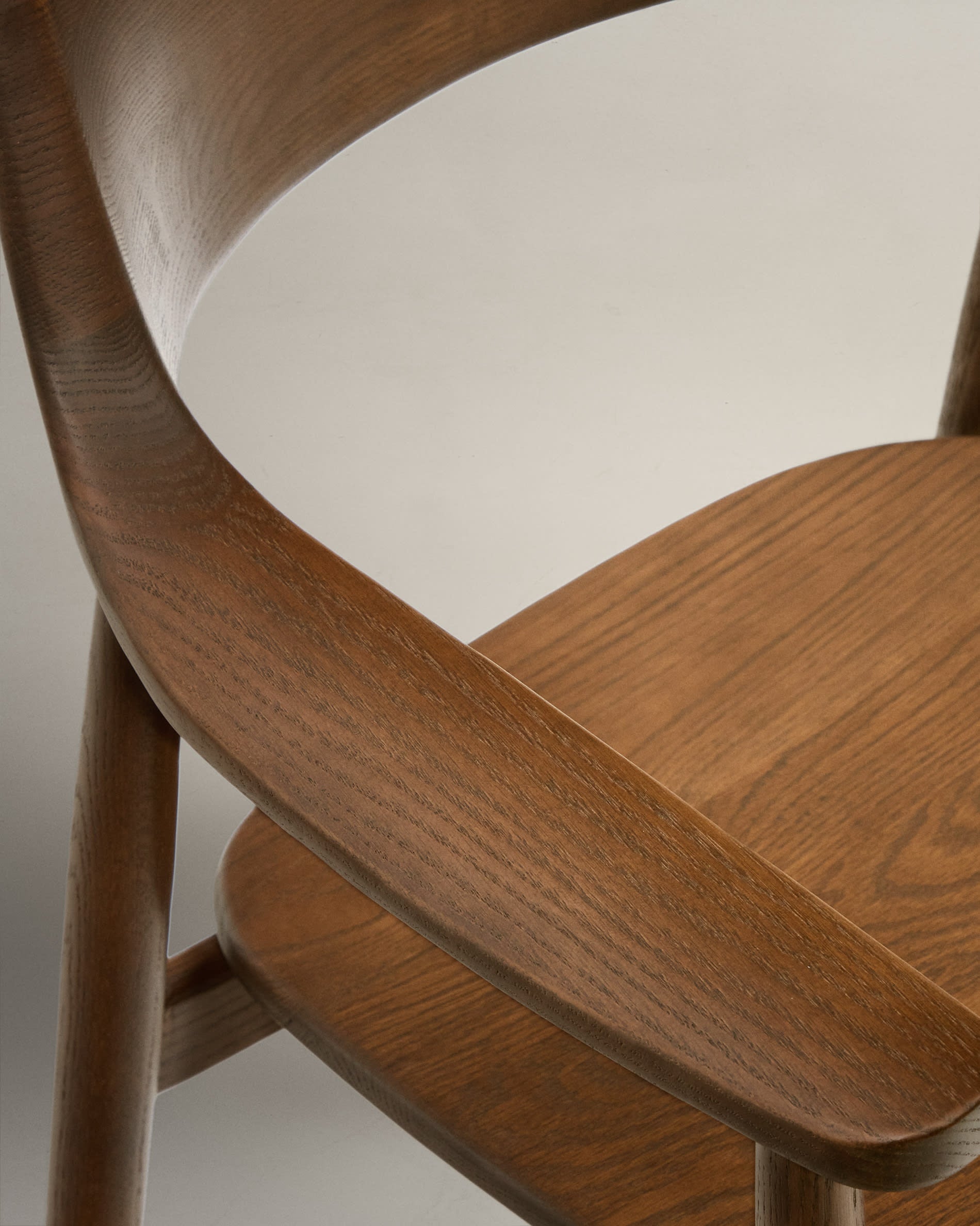 Stilvoller Fondes Stuhl aus FSC-zertifiziertem Eichenholz mit hochwertigem Nussbaum-Finish, perfekt für moderne Wohnräume.