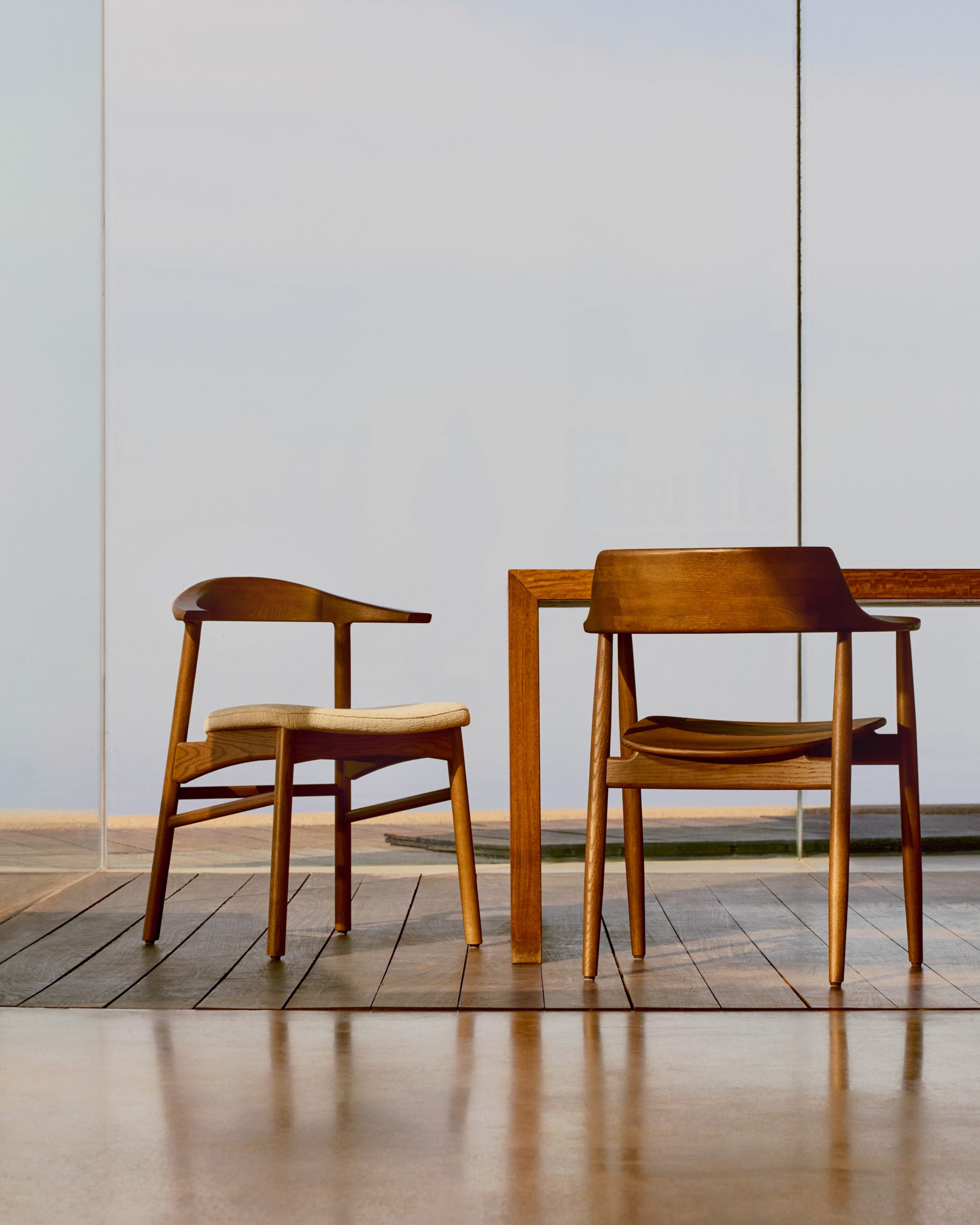 Eleganter Fondes Stuhl aus FSC-zertifiziertem Eichenholz mit edlem Nussbaum-Finish, ideal für zeitgemäße Inneneinrichtungen.