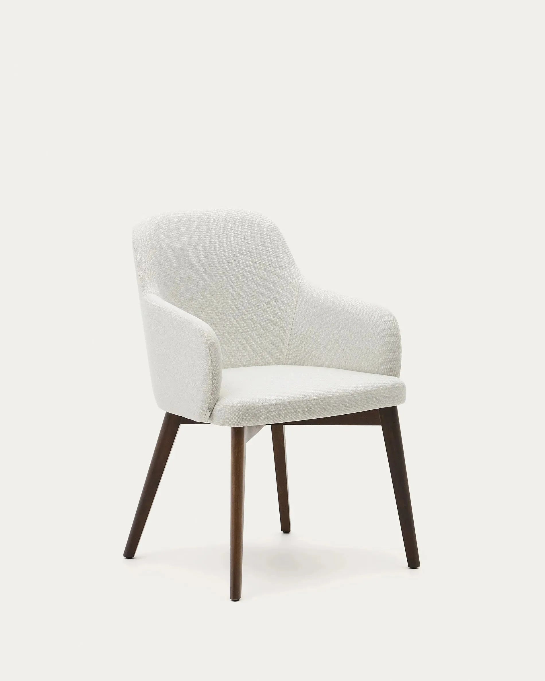 Eleganter Nelida Stuhl aus beiger Chenille und FSC-zertifiziertem Buchenholz mit edlem Nussbaum-Finish von Kave Home.