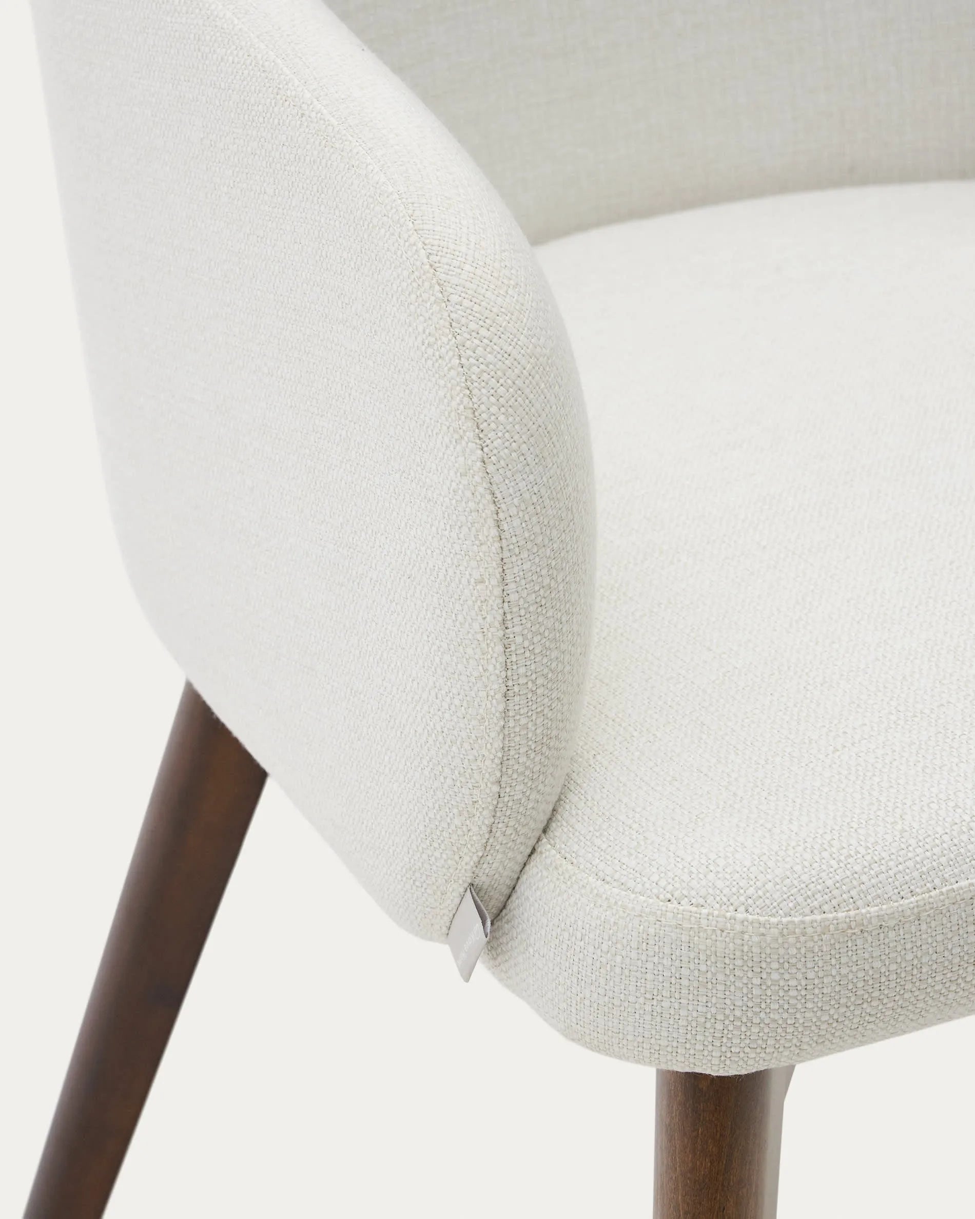 Eleganter Nelida Stuhl: Beigefarbene Chenille, massives Buchenholz mit Nussbaum-Finish, FSC-zertifiziert, zeitloser Komfort.