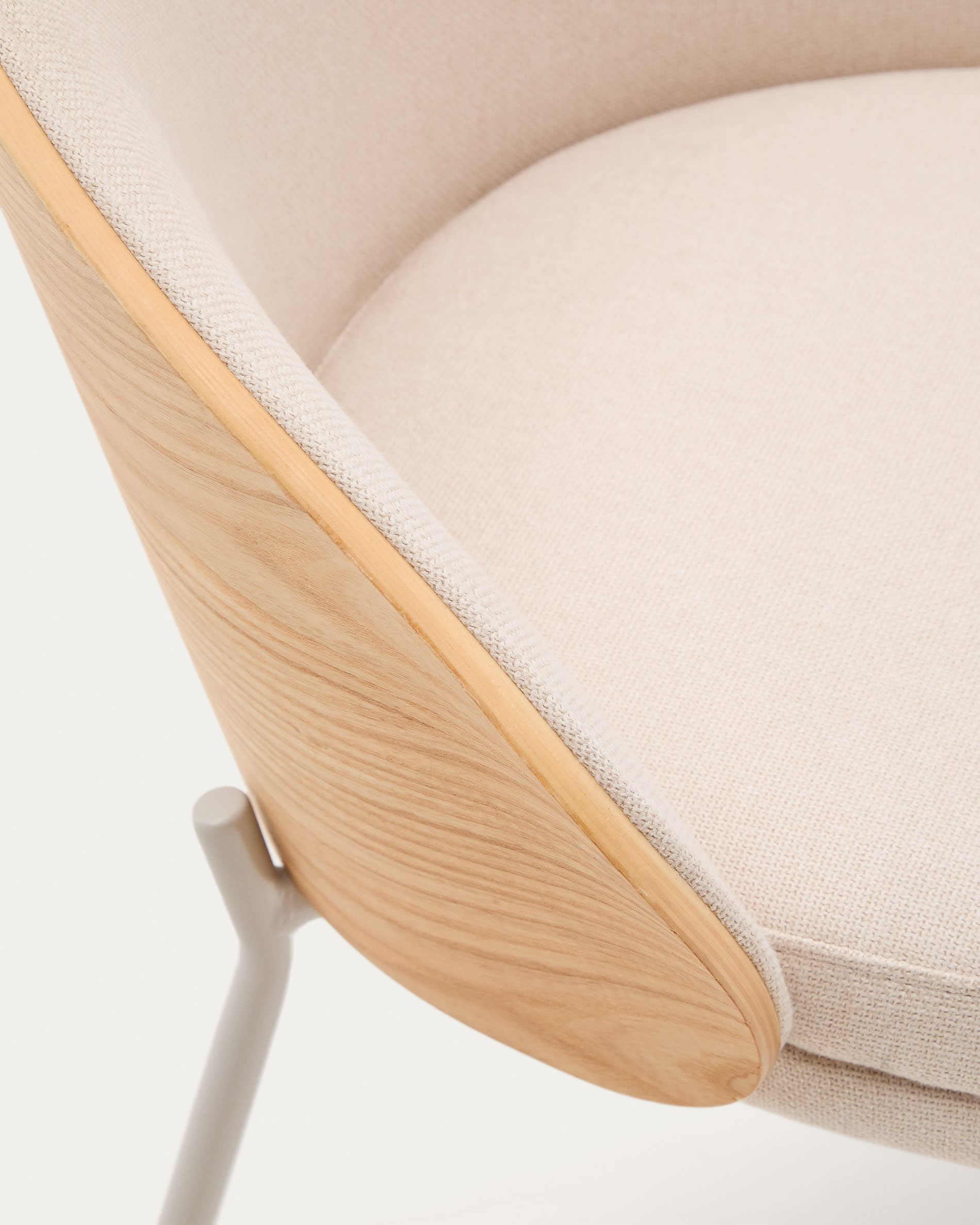 Eleganter Stuhl mit Chenille-Bezug, Eschenfurnier und Metallgestell in Beige – zeitloses Design für stilvolle Räume.