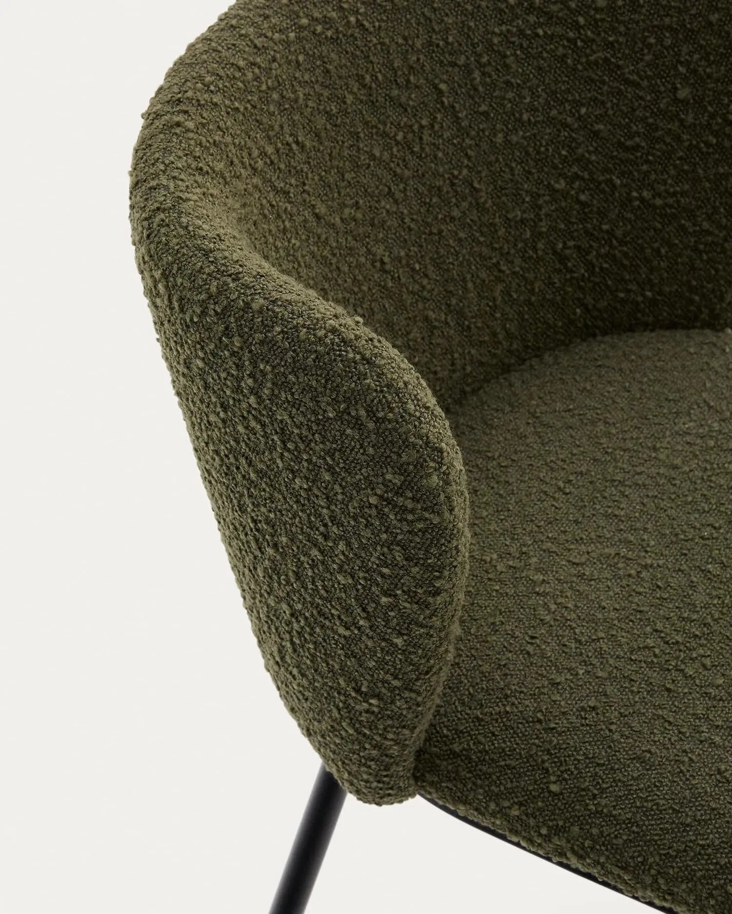 Moderner Stuhl Ciselia mit grünem Bouclé-Stoff und stabilem schwarzen Stahlrahmen, gefertigt aus FSC-zertifizierten Materialien.