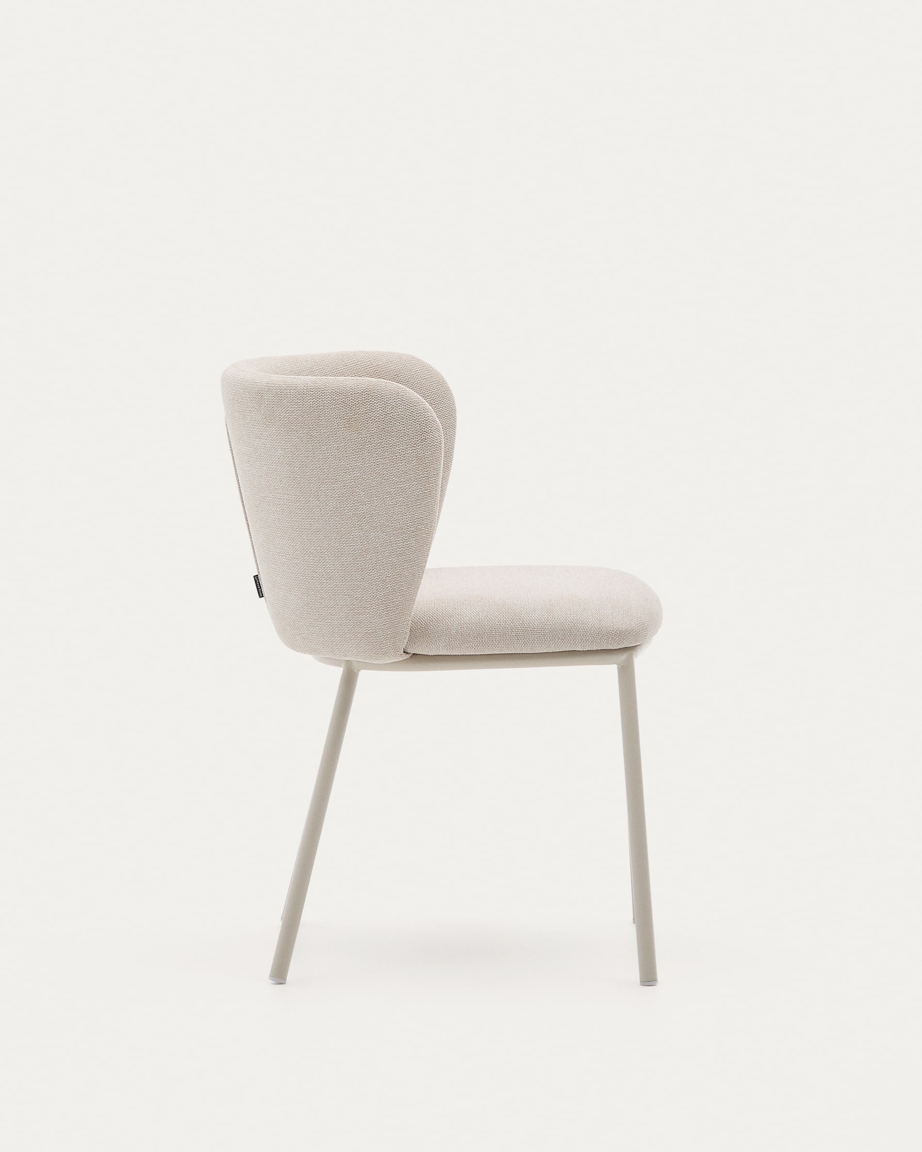 Moderner Stuhl Ciselia aus beigem Chenille und FSC-zertifiziertem Stahl, perfekt für nachhaltige und elegante Wohnräume.