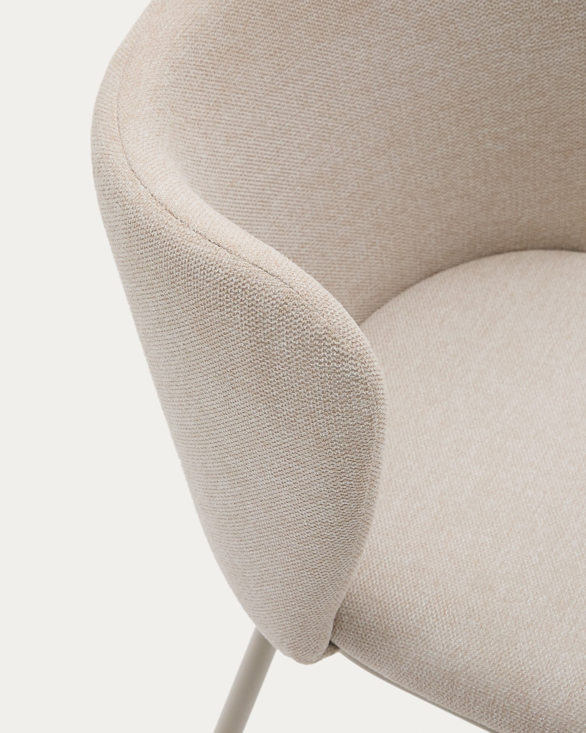 Eleganter Stuhl Ciselia aus beigem Chenille und FSC-zertifiziertem Stahl, ideal für stilvolle und umweltbewusste Einrichtungen.